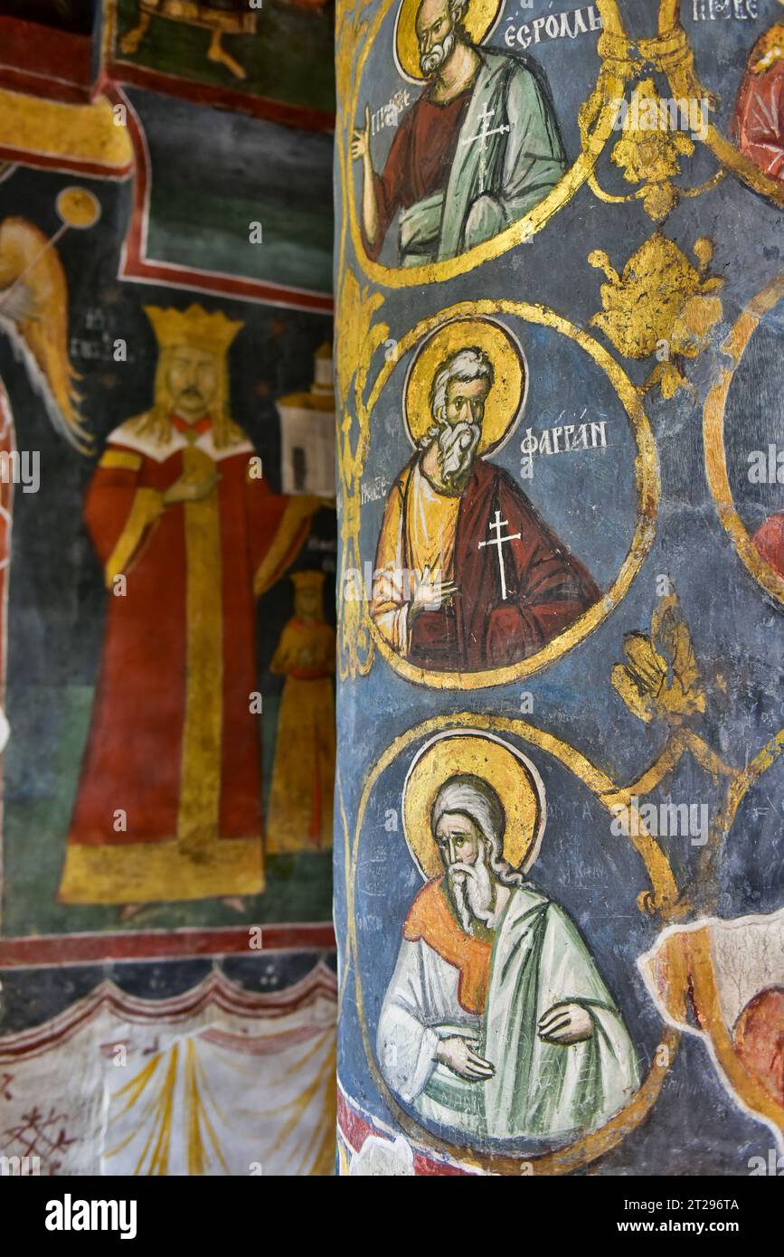 All'interno del monastero di Snagov, un monastero solitario su un isolotto appena fuori Bucarest, il luogo di sepoltura di Vlad Dracula/Vlad l'Imapler Foto Stock