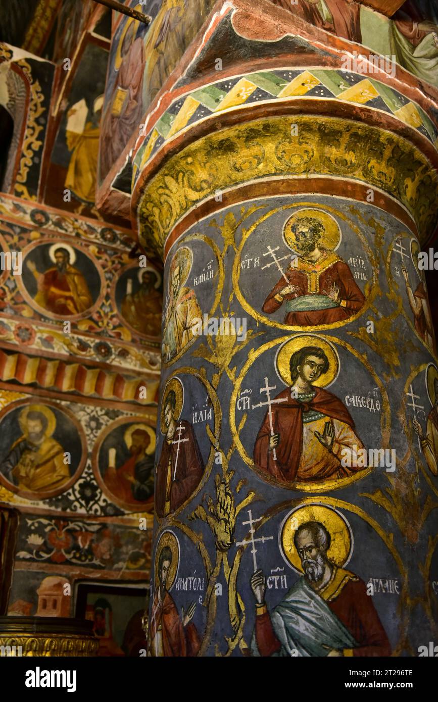 All'interno del monastero di Snagov, un monastero solitario su un isolotto appena fuori Bucarest, il luogo di sepoltura di Vlad Dracula/Vlad l'Imapler Foto Stock