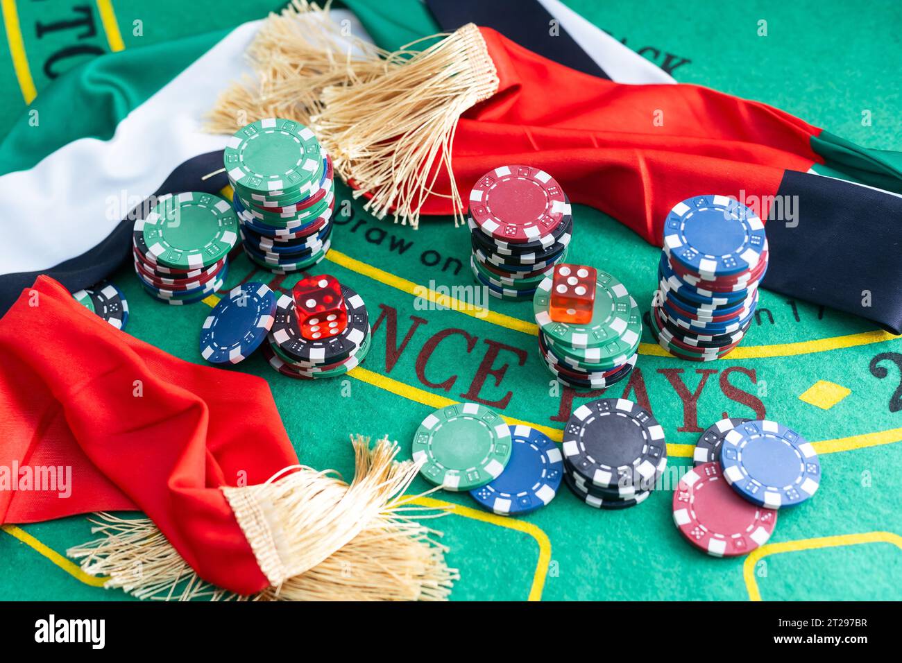 Tavolo da casinò Black Jack con carte e patatine Foto Stock