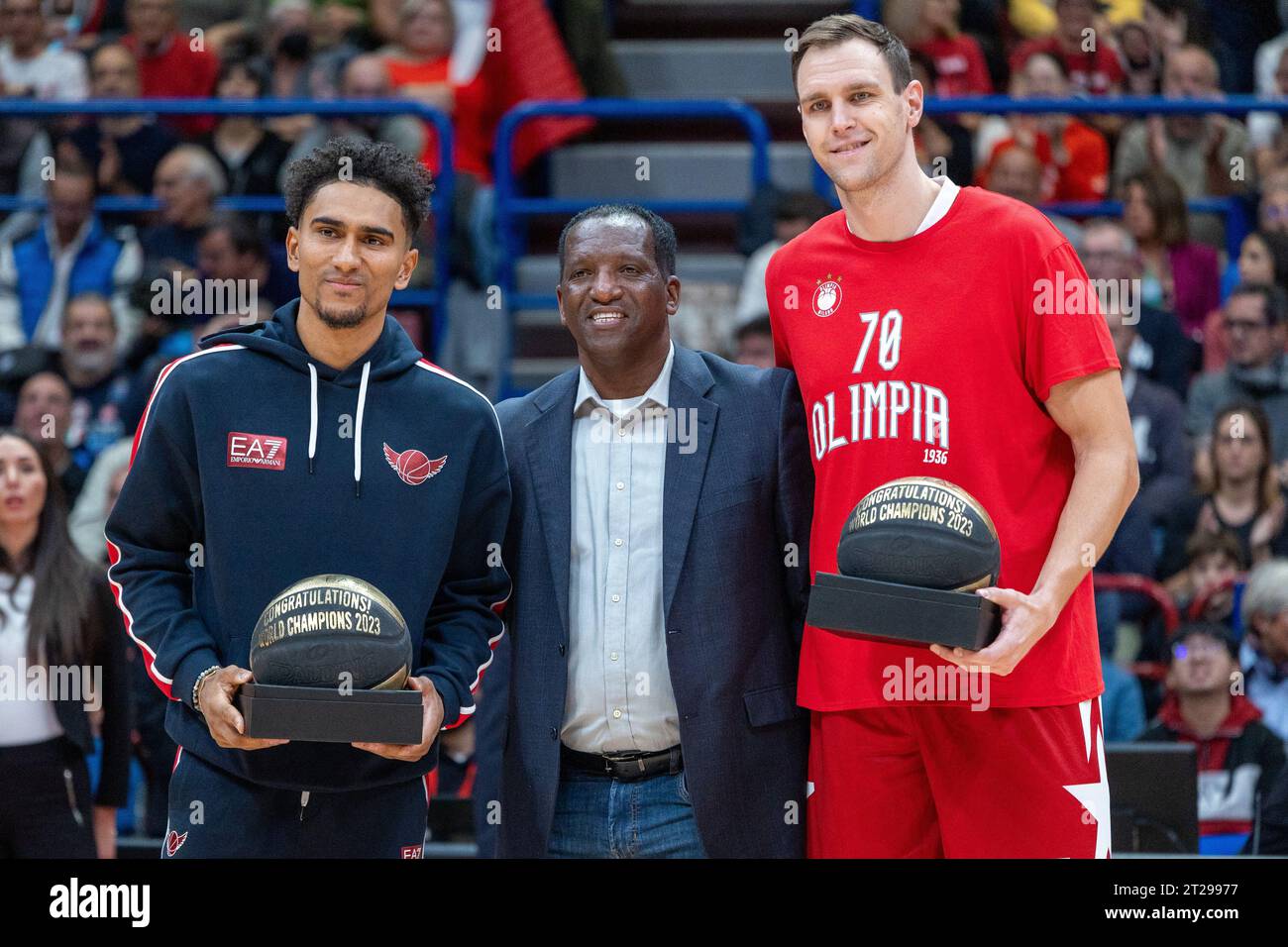 Olimpia Milano - Olympiakos euroleague basket 2023-2024 - Milano 17 ottobre 2013 - nella foto - Maodo lo, #0 e Johannes Voigtmann, #77 di EA7 Emporio Armani Milan pone per celebrare il 1° posto al Campionato Mondiale di Basket 2023 crediti: Kines Milano/Alamy Live News Foto Stock