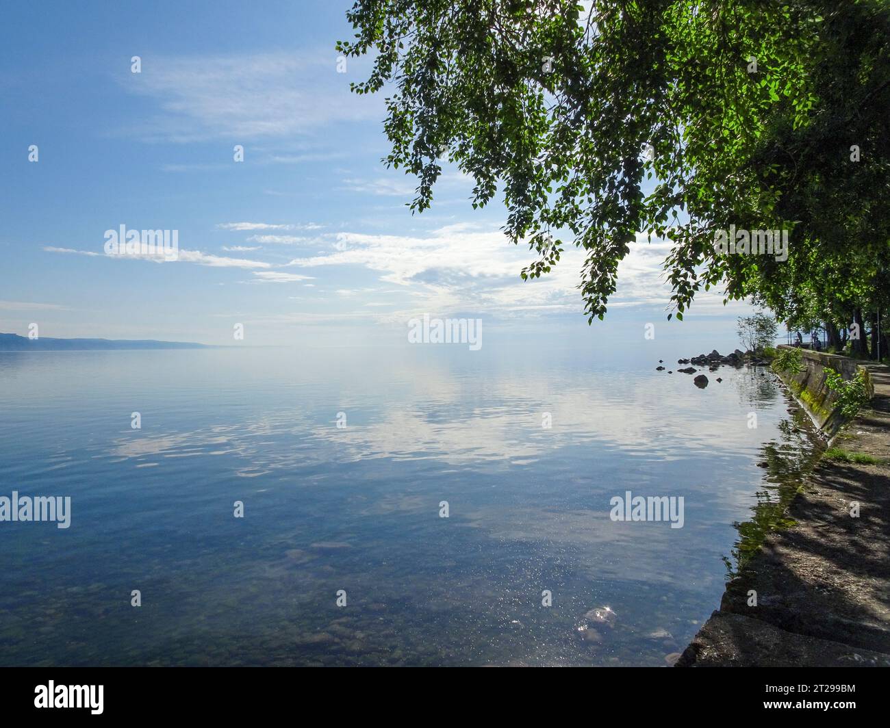 Riva del lago Baikal, acqua pulita e trasparente, giorno d'estate. Foto Stock