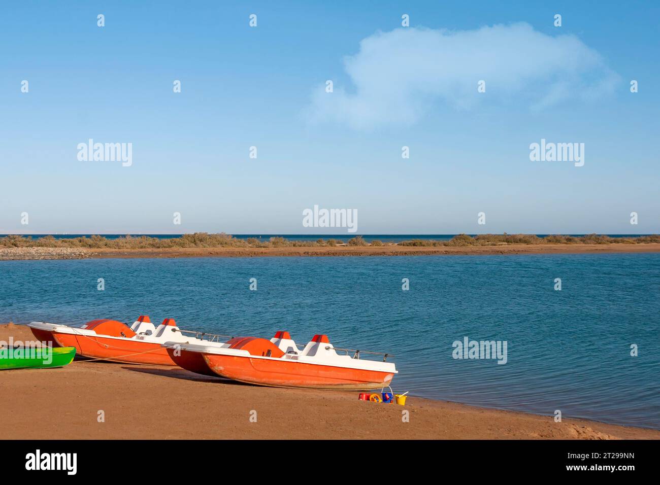 Pedalò, giocattoli per bambini, Mar Rosso, El Gouna, El Guna, Egitto Foto Stock