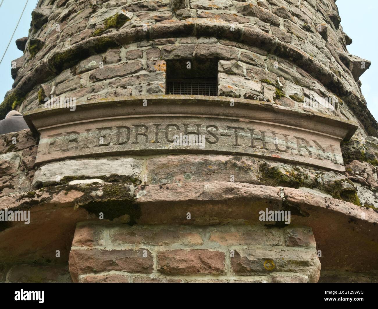 Sul portale della Friedrichs Tower, Badener Hoehe, Baden-Baden, Westweg Trail, Black Forest National Park, Baden-Wuerttemberg, Germania Foto Stock