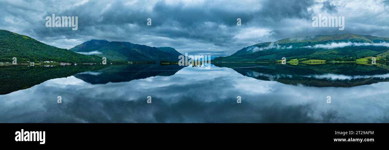 Panorama aereo, atmosfera mattutina con riflessi d'acqua sulle acque dolci di loch Loch Leven, Glen Coe Village, Highlands, Scozia, Gran Bretagna Foto Stock