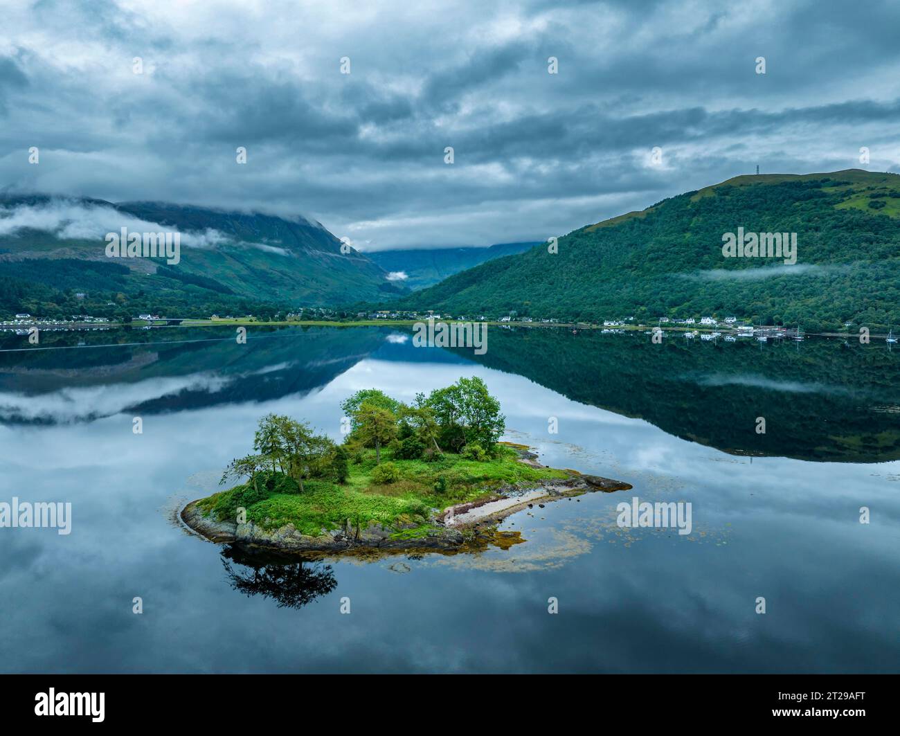 Vista aerea, atmosfera mattutina con riflessi d'acqua sul lago di loch Leven con l'isola di discussione ricca di storia, Ballachulish Foto Stock