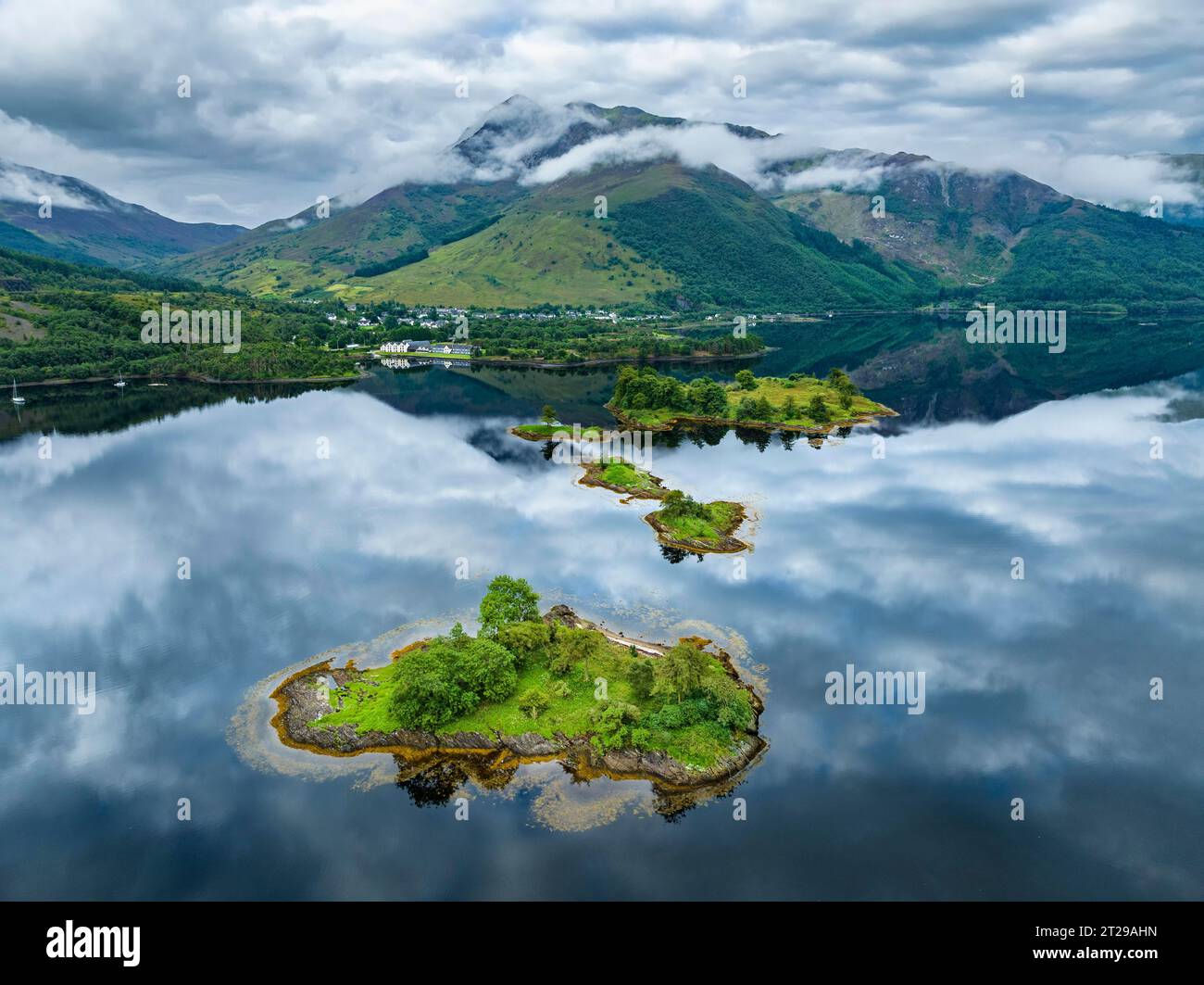 Vista aerea, atmosfera mattutina con riflessi d'acqua sul lago di loch Leven con le isole ricche di storia dell'Isola di discussione e di Eilean Foto Stock