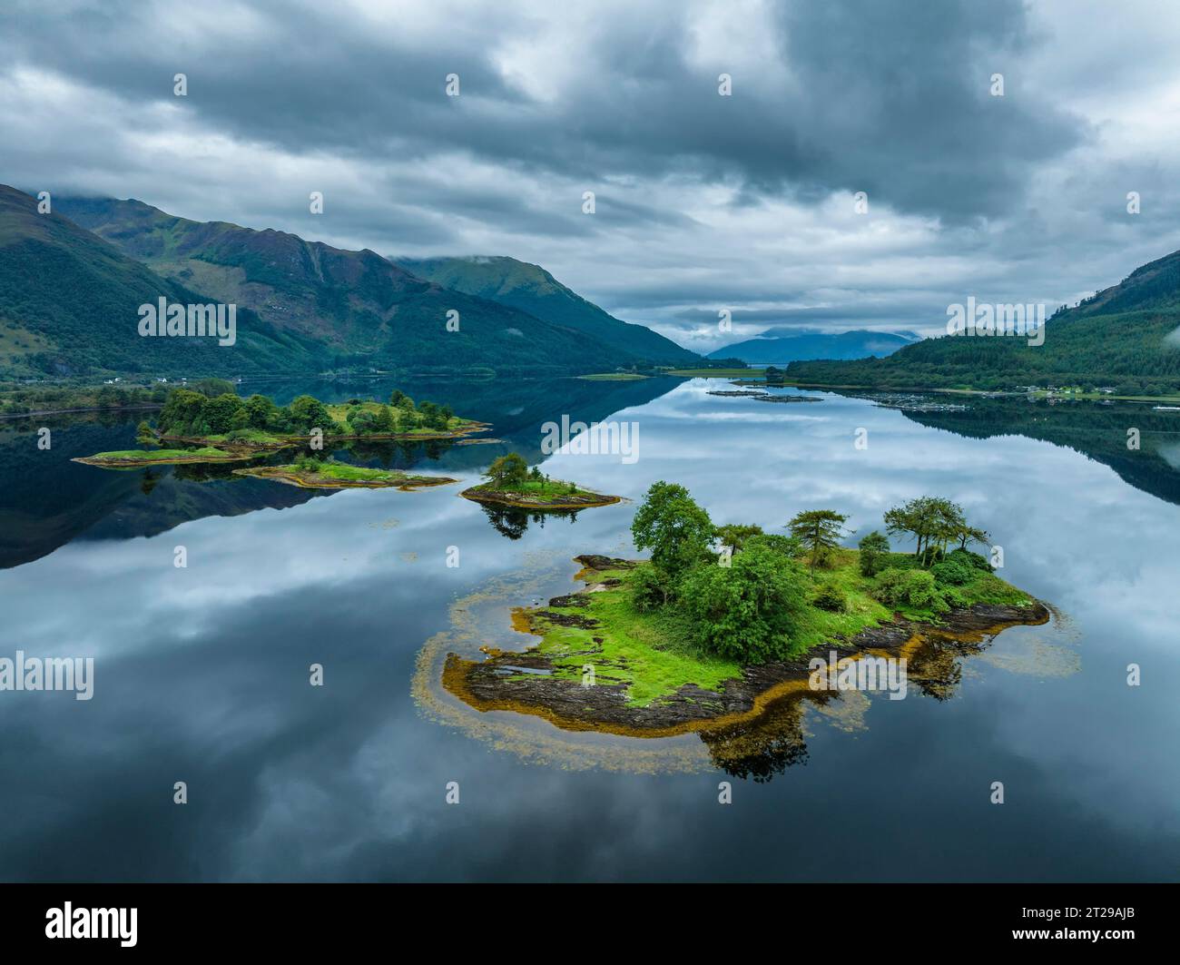 Vista aerea, atmosfera mattutina con riflessi d'acqua sul lago di loch Leven con un gruppo di isole, sulla destra l'isola ricca di storia Foto Stock