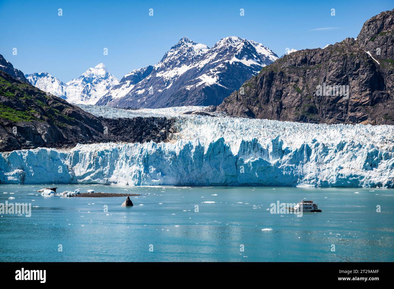 Il ghiacciaio Margerie è un ghiacciaio con acqua di marea lungo circa 21 km situato a Glacier Bay, Alaska, Stati Uniti, all'interno del Glacier Bay National Park and Preserve. Foto Stock
