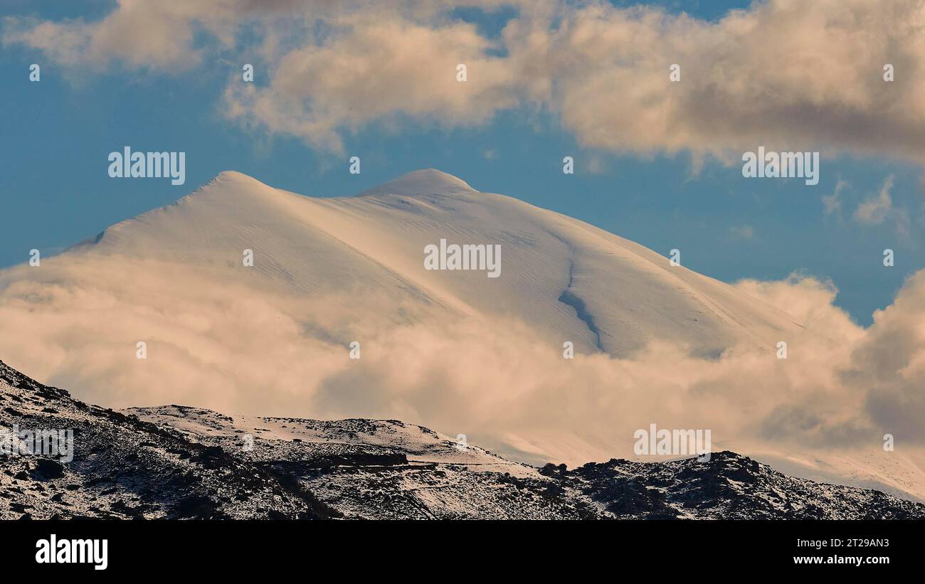 Cima innevata di Psiloritis, Ida Mountains, doppia vetta, cielo azzurro, nuvole, Creta centrale, provincia di Rethimnon, Creta, Grecia Foto Stock