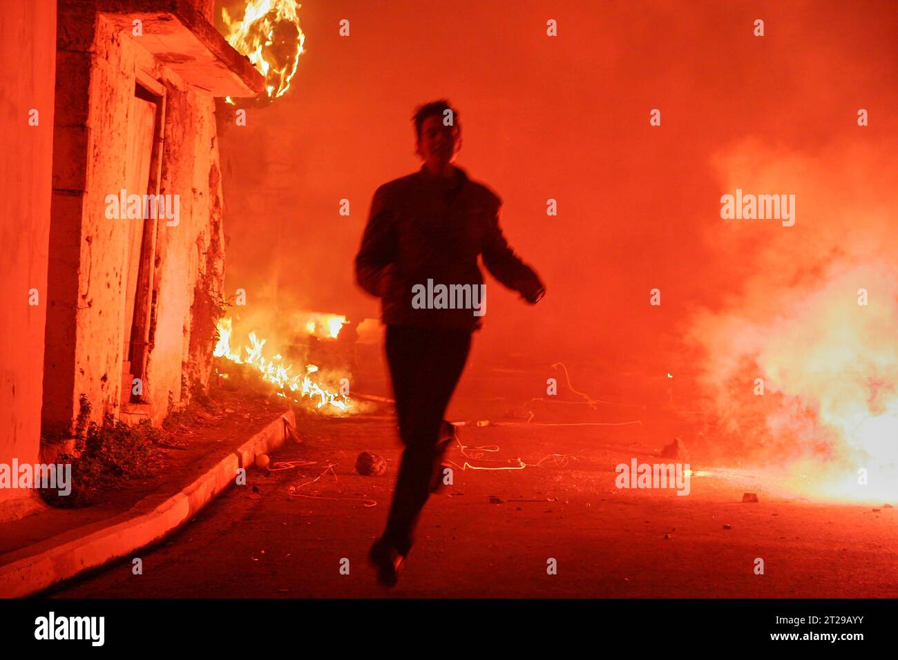 Il giovane corre attraverso pirotecnici, fuoco del Bengala Pasqua, fuoco, Kissamos, provincia di Chania, Creta, Grecia Foto Stock