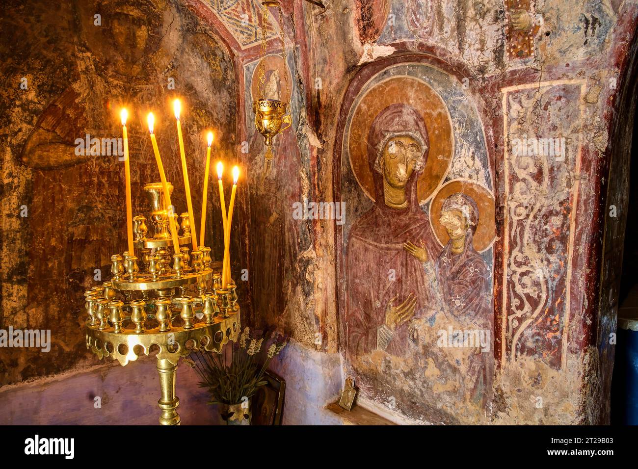 Affreschi, icone, interni di una cappella, cappella di Sant'Anna, cappella di Agia Anna, candele in fiamme, candelabro dorato, provincia di Chania, Creta, Grecia Foto Stock