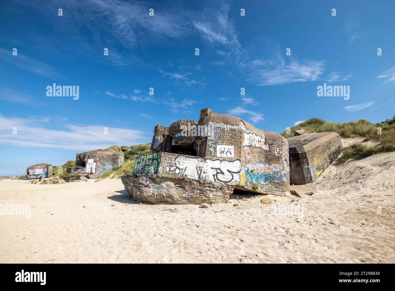 Bunker distrutti nelle dune di Dunkerque, Mare del Nord, Hauts-de France, Francia Foto Stock