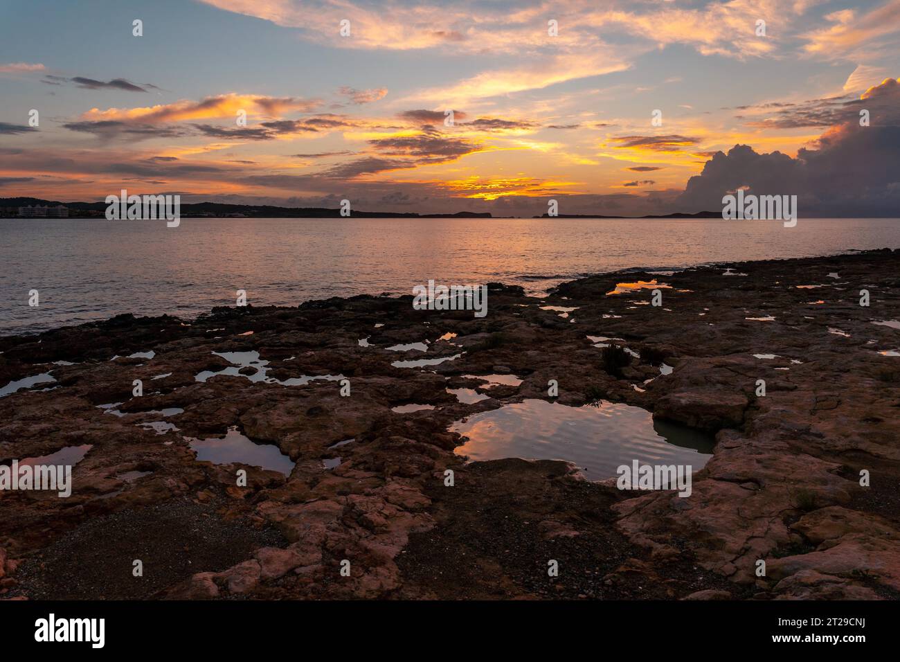 Paesaggio al tramonto a San Antonio Abad, Ibiza Island, Baleari. Piccole pozzanghere in riva al mare Foto Stock