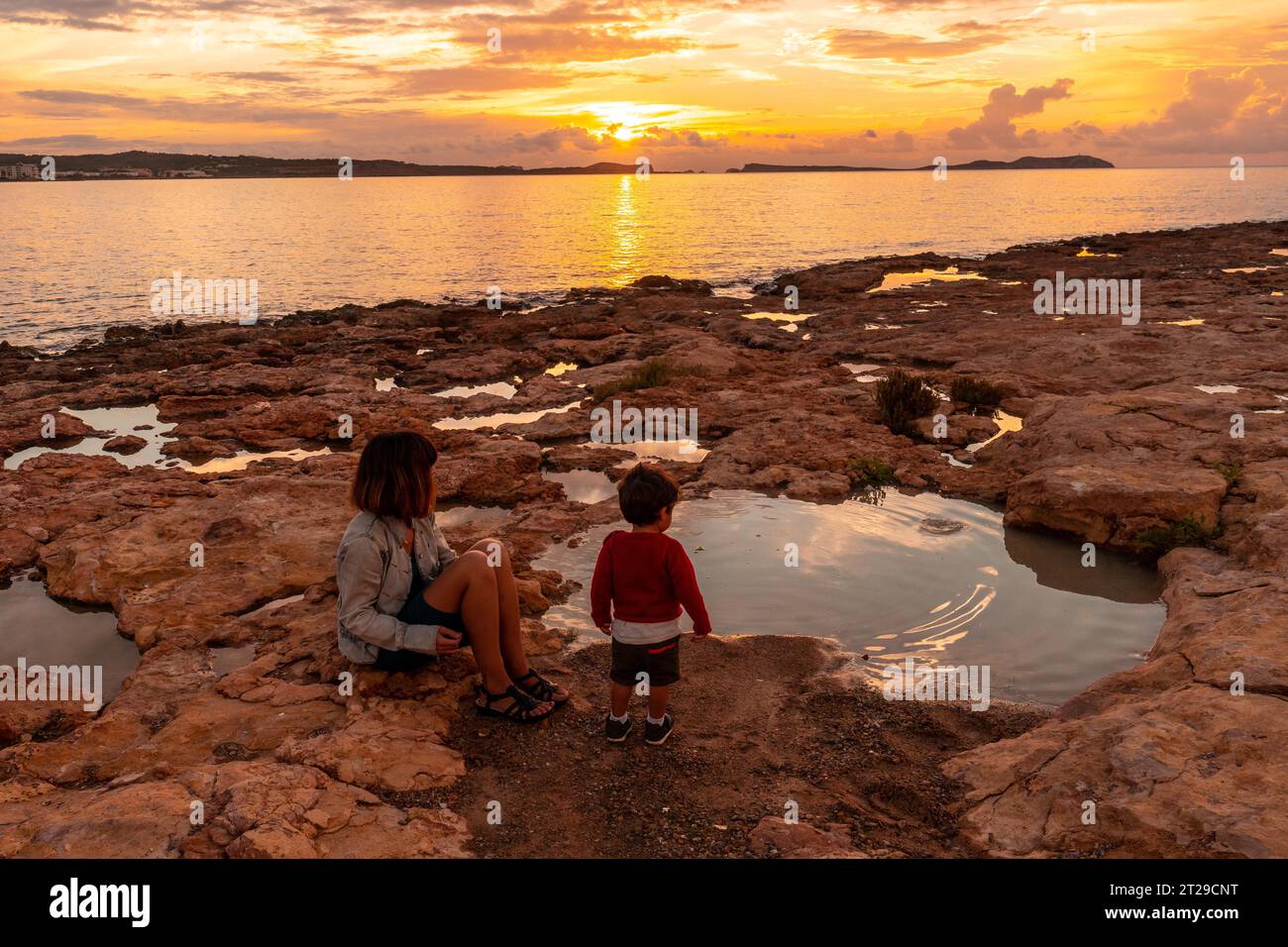 Splendido ambiente sulla passeggiata al tramonto a San Antonio Abad, isola di Ibiza Foto Stock