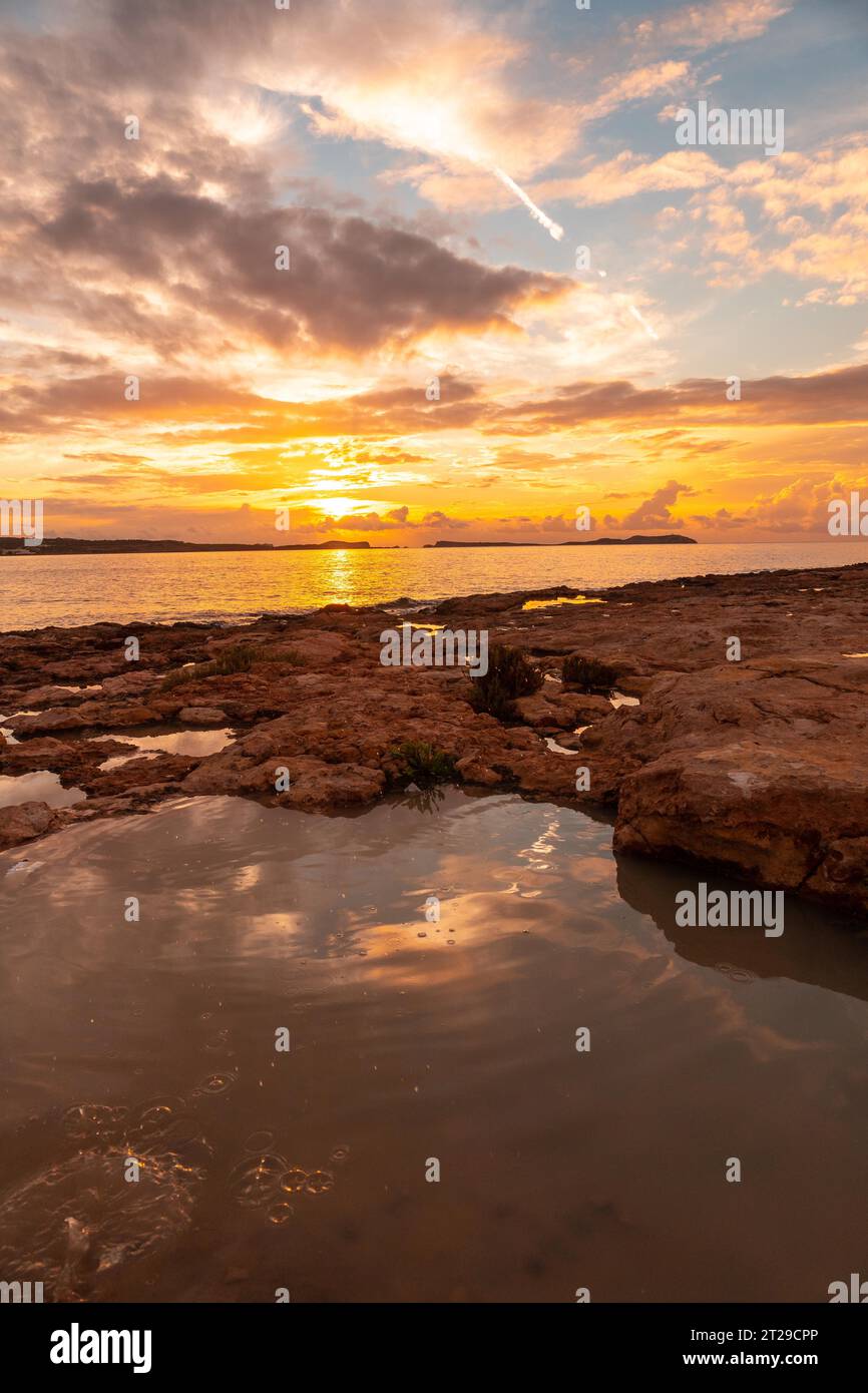Splendido tramonto sul lungomare ovest di San Antonio Abad, isola di Ibiza. Baleari Foto Stock