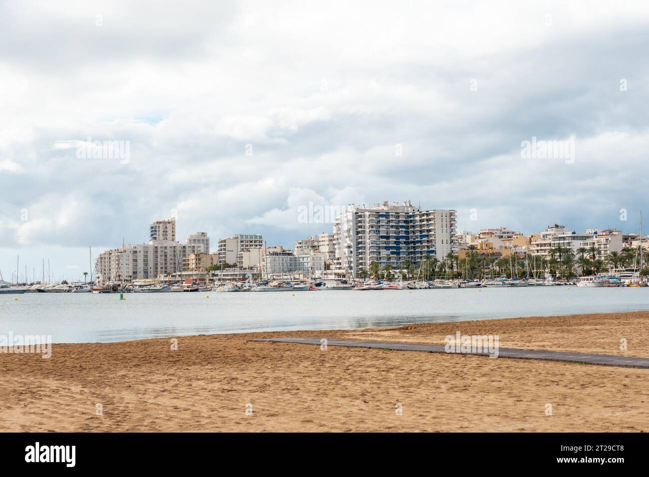 Spiaggia di Arenal nella città costiera di San Antonio Abad, isola di Ibiza. Baleari Foto Stock