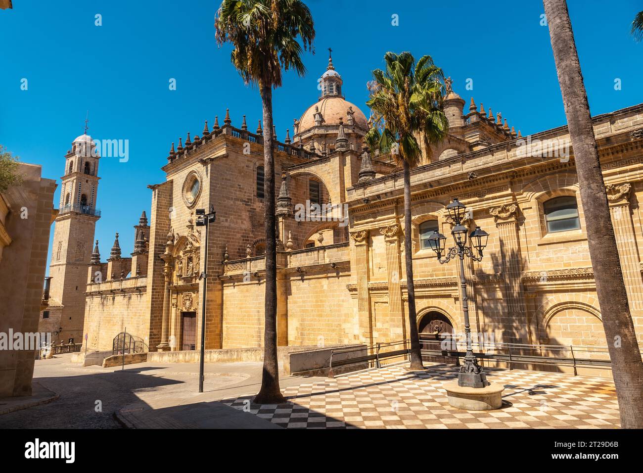 Facciata della cattedrale della città di Jerez de la Frontera a Cadice, Andalusia Foto Stock