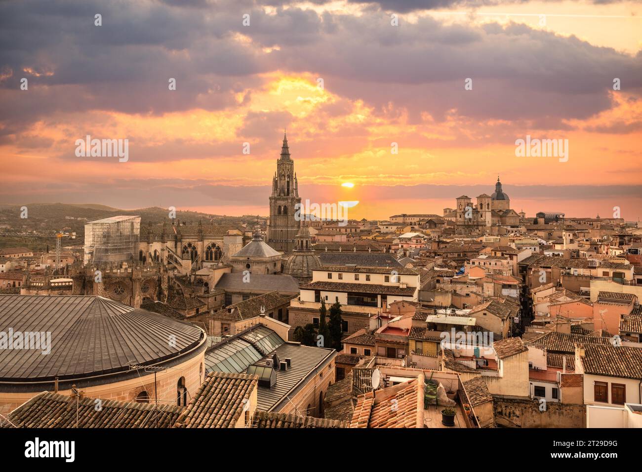Tramonto dai tetti della città medievale di Toledo a Castilla la Mancha, Spagna Foto Stock