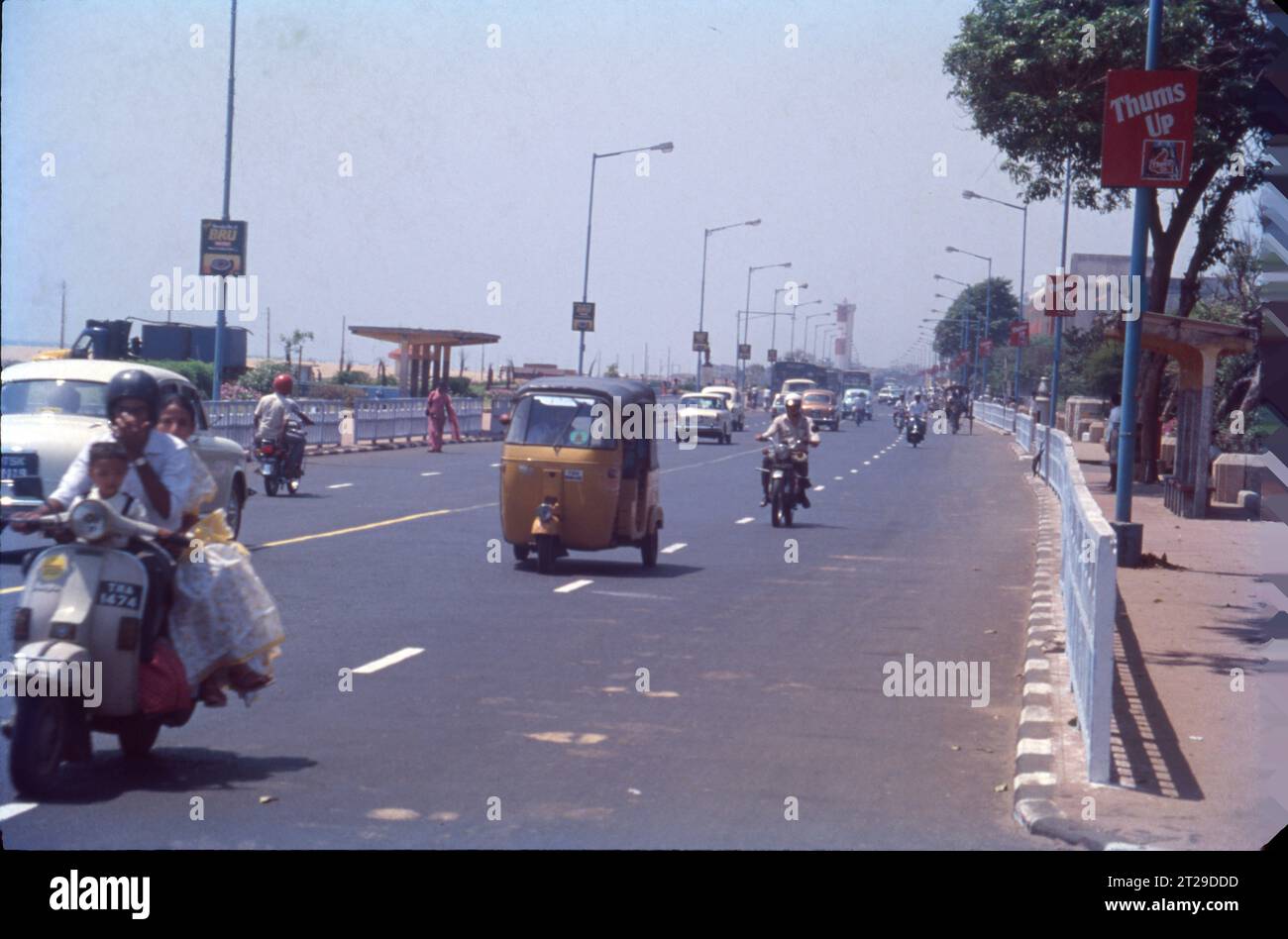 Movimento del traffico su Marina Beach Road, Madras, India. Foto Stock