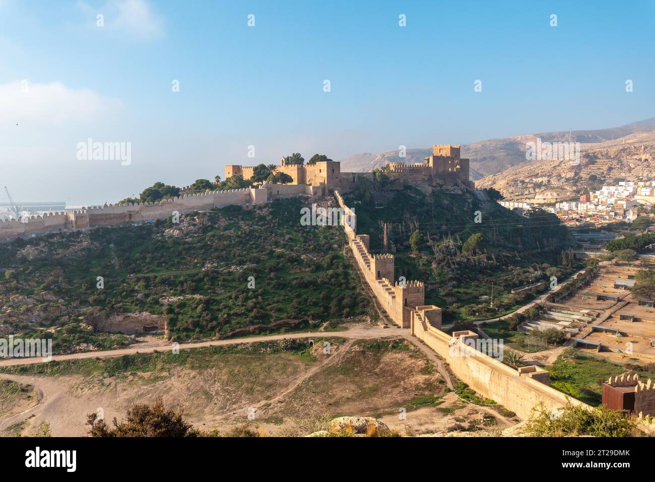 Vista dal punto panoramico di Cerro San Cristobal de la Muralla de Jairan e l'Alcazaba, la città di Almeria, Andalusia. Spagna. Costa del sol nel Foto Stock