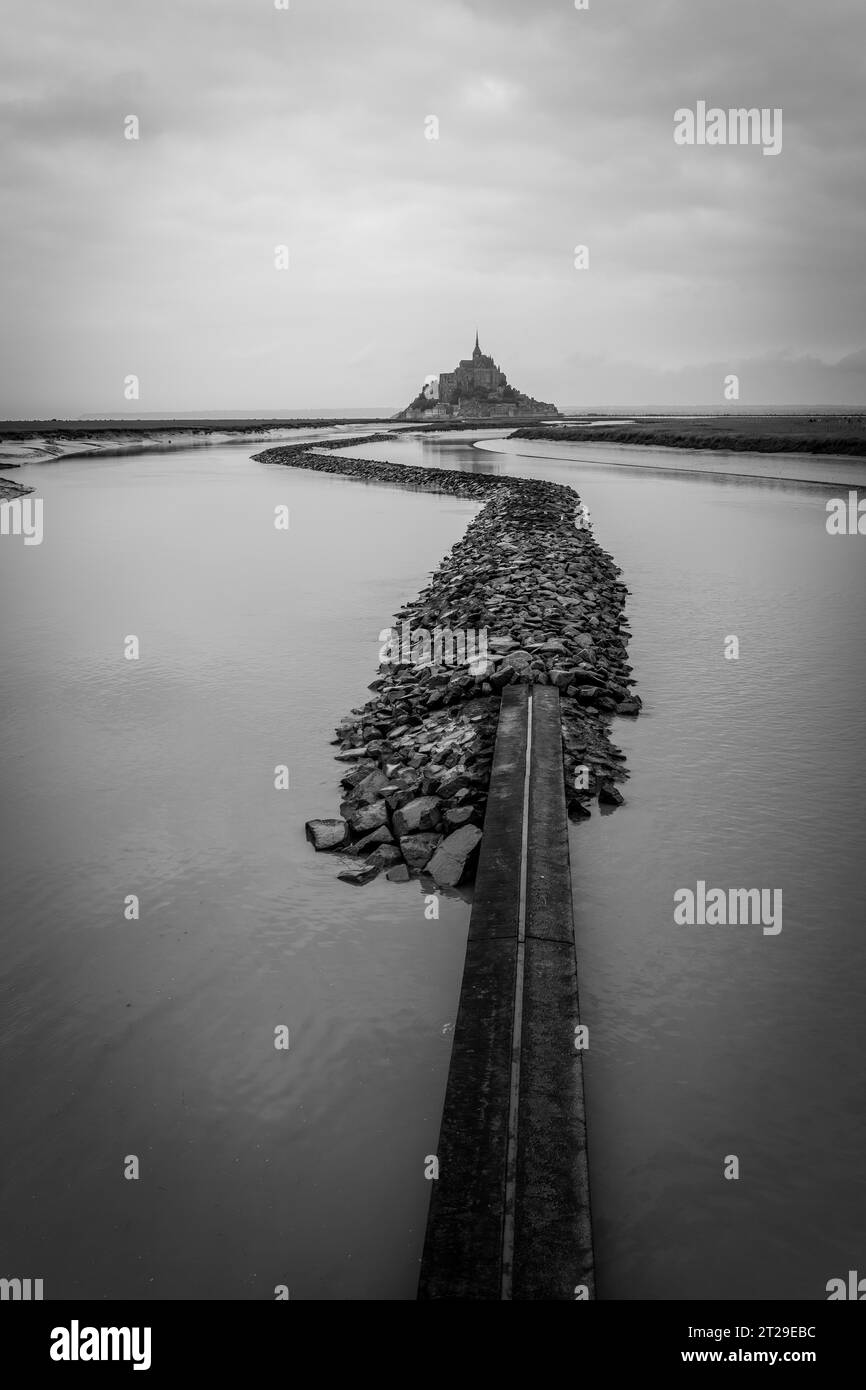 Vista da Point de Vue all'abbazia di Mont Saint-Michel in bianco e nero, regione della Normandia, Francia Foto Stock