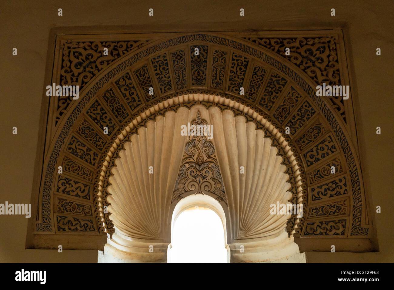 Dettaglio delle porte del patio con fontane all'interno dell'Alcazaba nella città di Malaga, Andalusia. Spagna. Fortezza medievale in stile arabo Foto Stock