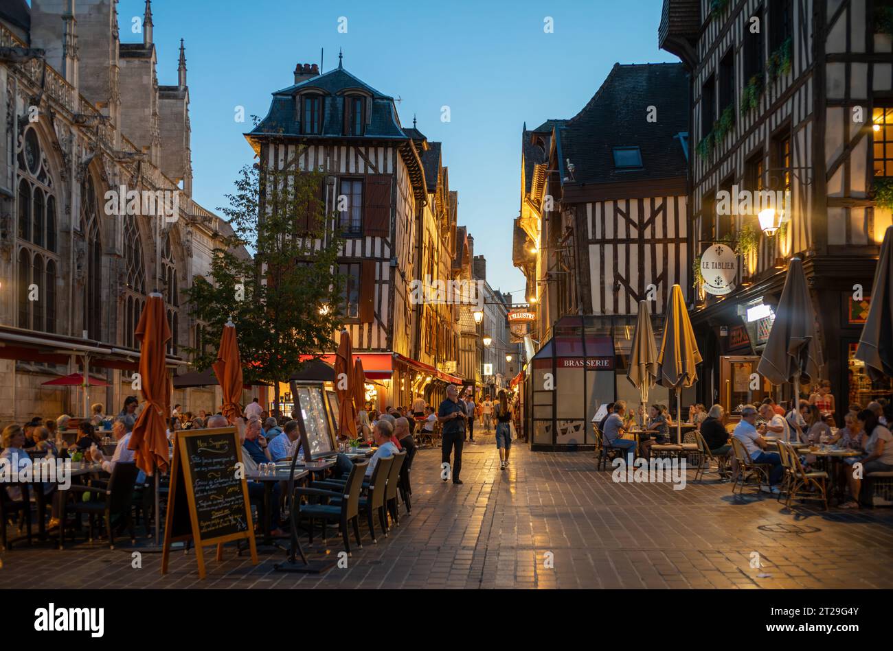 La gente siede in caffetterie e ristoranti all'aperto la sera nel cuore della città medievale di Troyes, Aube, Francia. Foto Stock