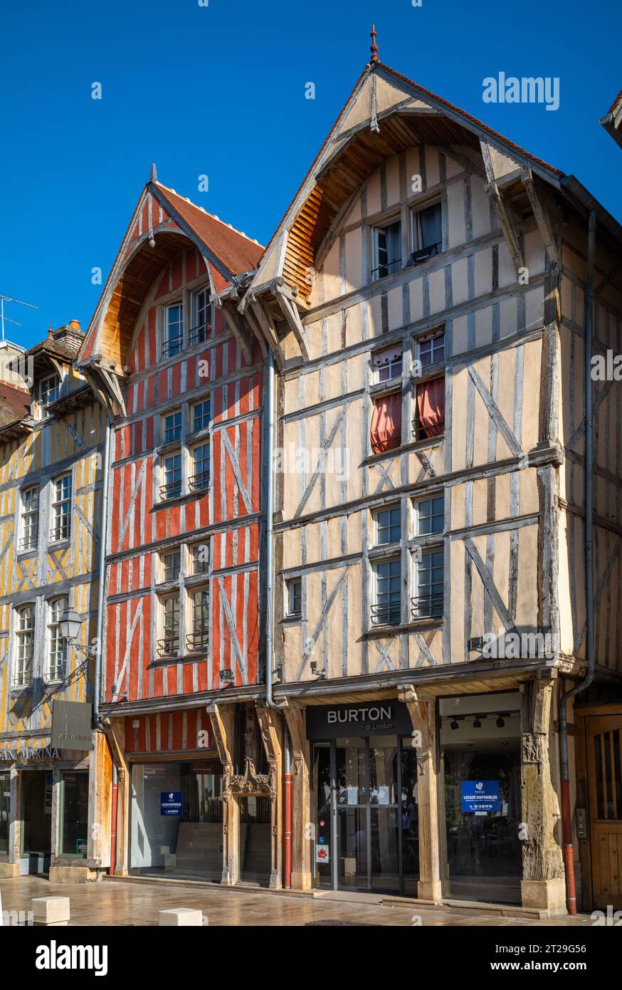 Negozi e aziende ospitati in antichi edifici medievali in Rue Louis Ulbach, Troyes, Aube, Francia Foto Stock