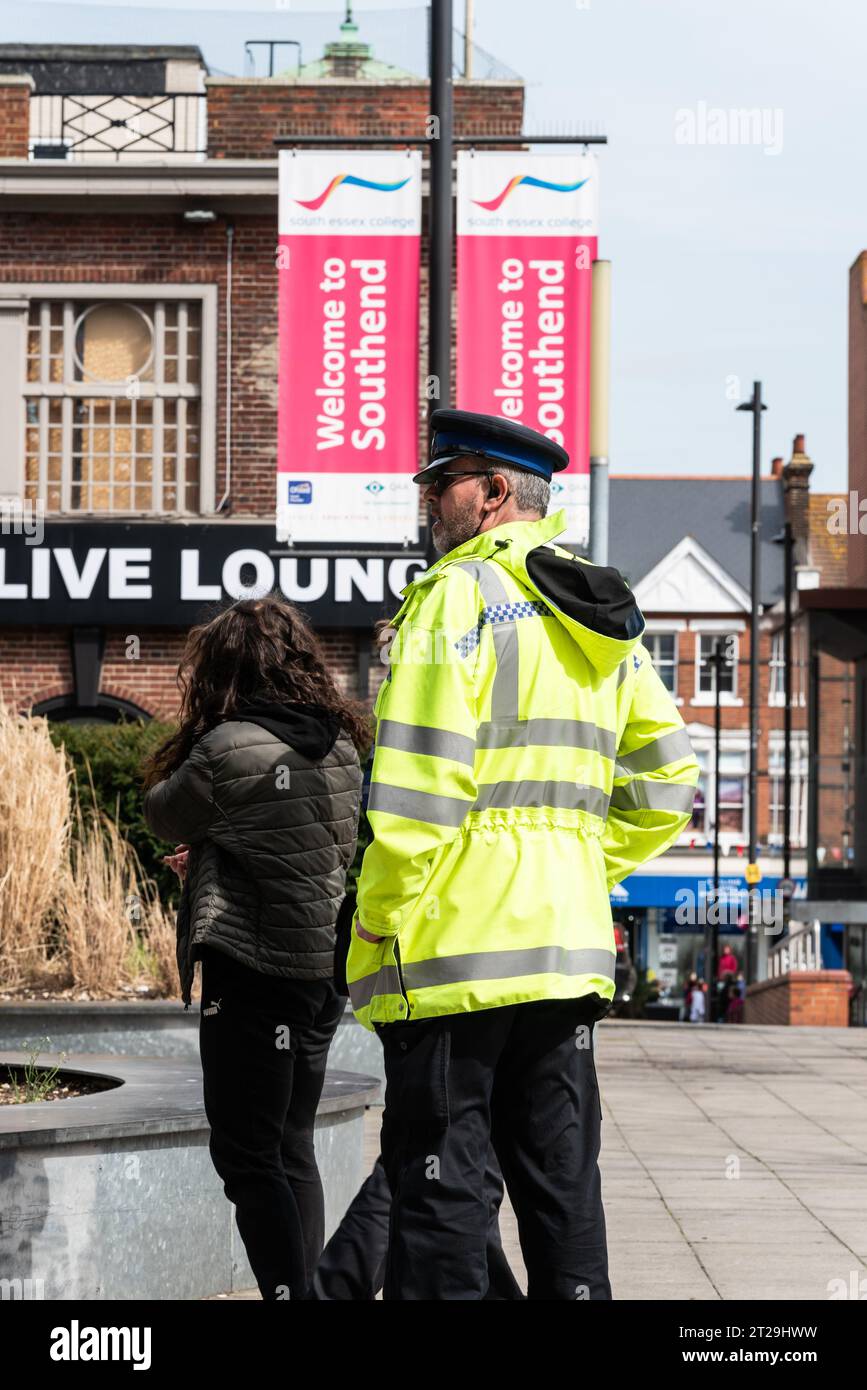 La polizia agisce su un ordine di dispersione messo in atto nel centro di Southend on Sea per affrontare il comportamento antisociale in risposta a un aumento del disordine Foto Stock