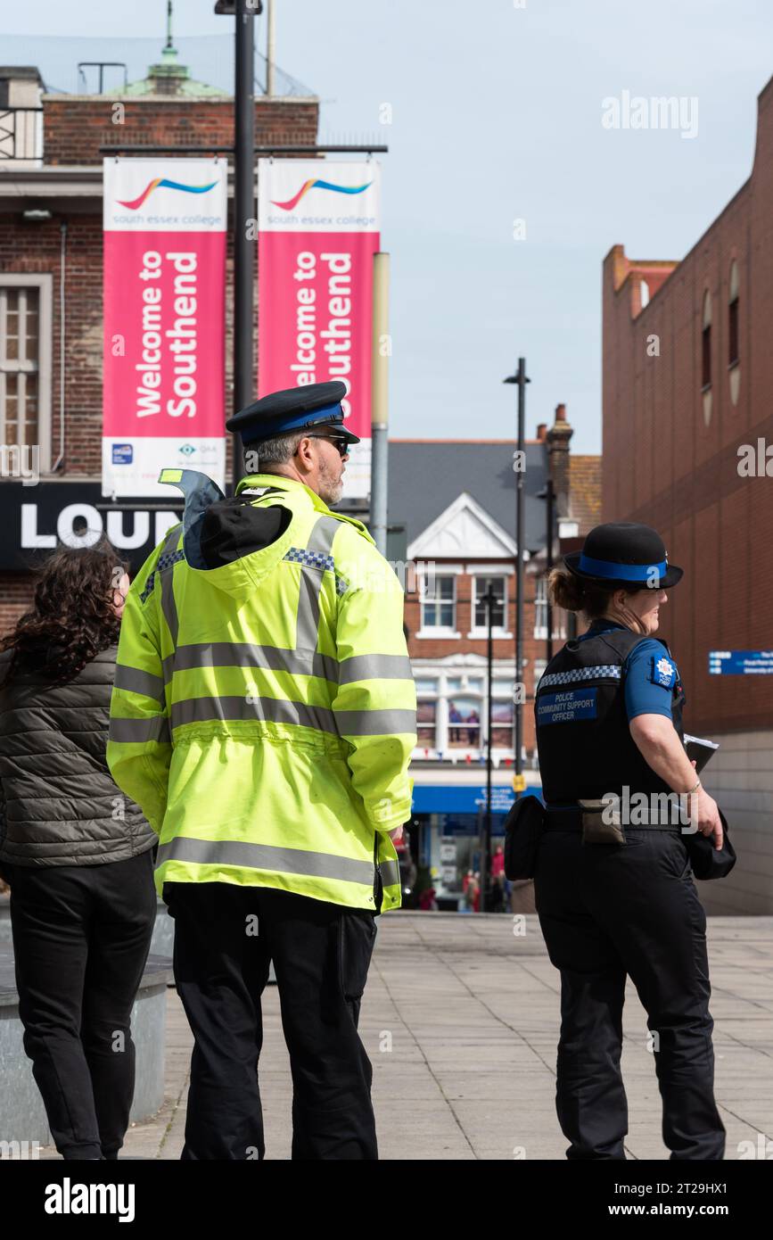 La polizia agisce su un ordine di dispersione messo in atto nel centro di Southend on Sea per affrontare il comportamento antisociale in risposta a un aumento del disordine Foto Stock