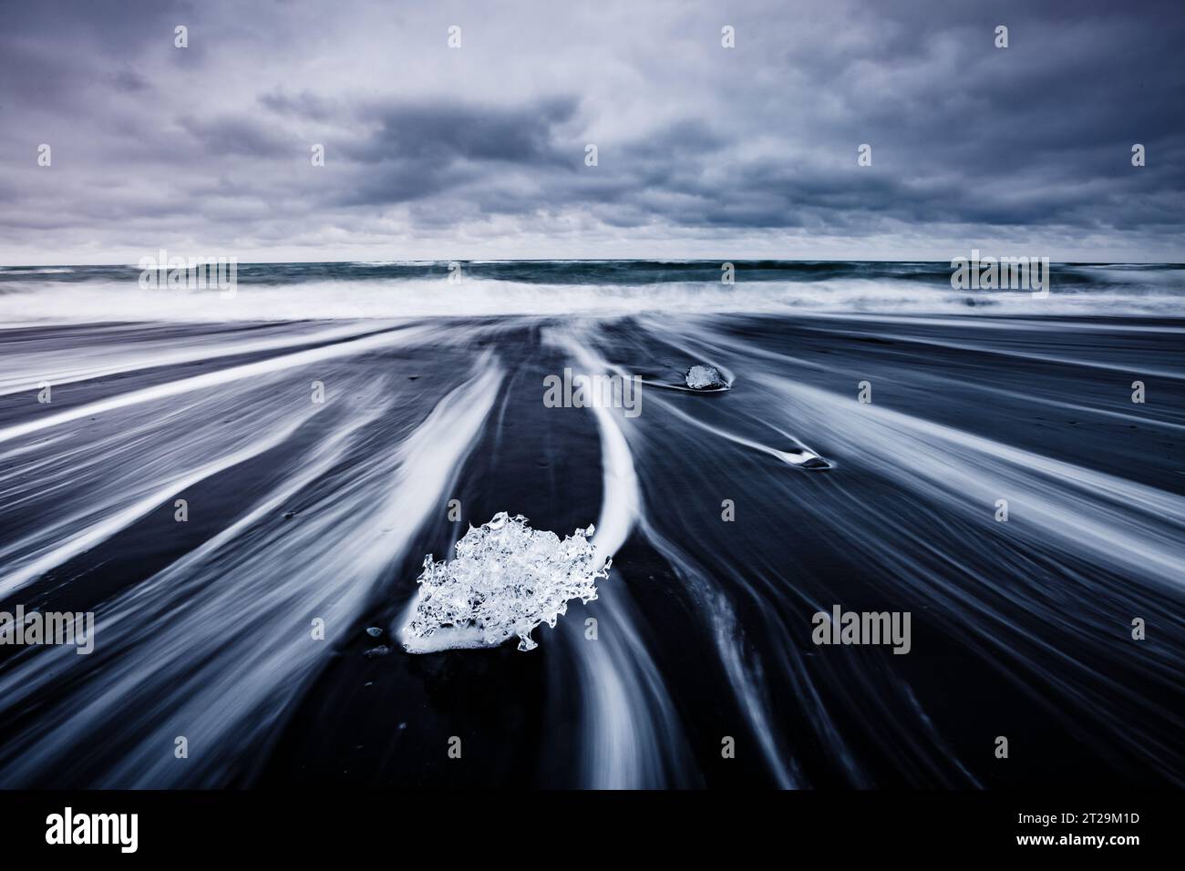 I pezzi dell'iceberg brillano sulla sabbia nera. Scena magica e splendida. Posizione famosa Place Jokulsarlon Lagoon, Vatnajokull National Park, Icelan Foto Stock