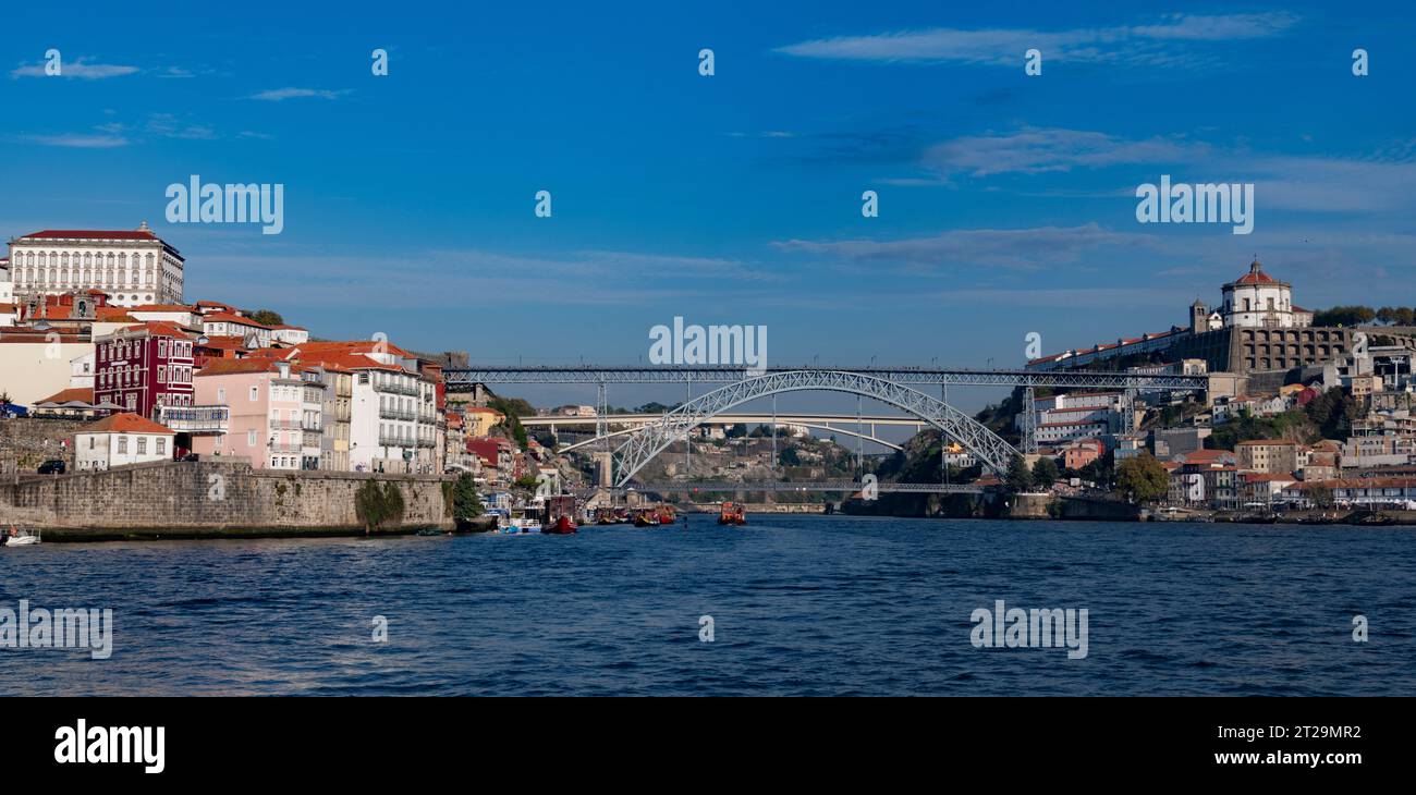 Cais da Ribeira da una gita in barca di 6 ponti sul fiume Douro, Porto, Portogallo Foto Stock