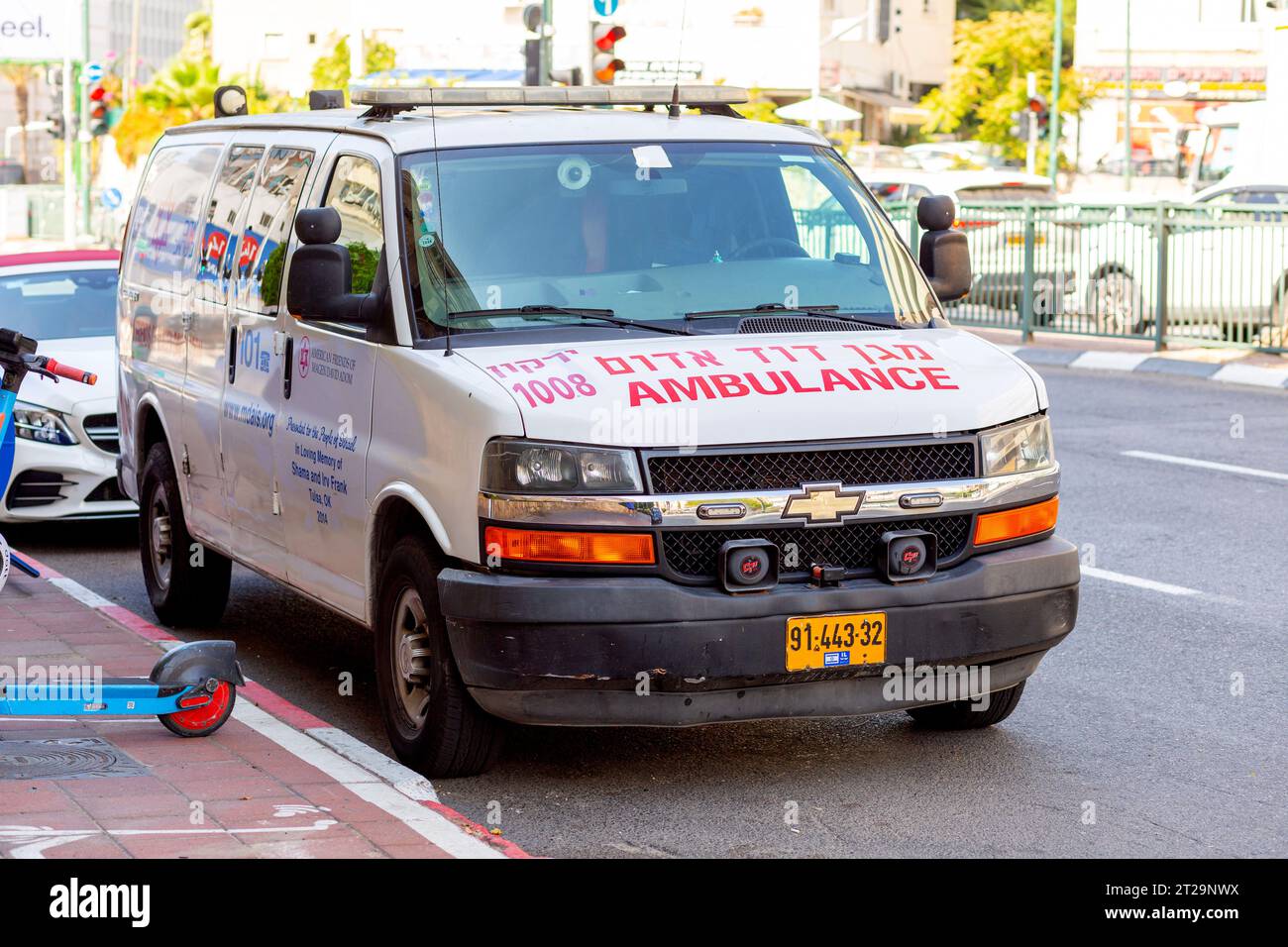 Tel Aviv, Israele - 12 ottobre 2023 - l'ambulanza israeliana di Magen David Adom, lo scudo rosso di David, parcheggiata in una strada a Tel Aviv, Israele. Foto Stock