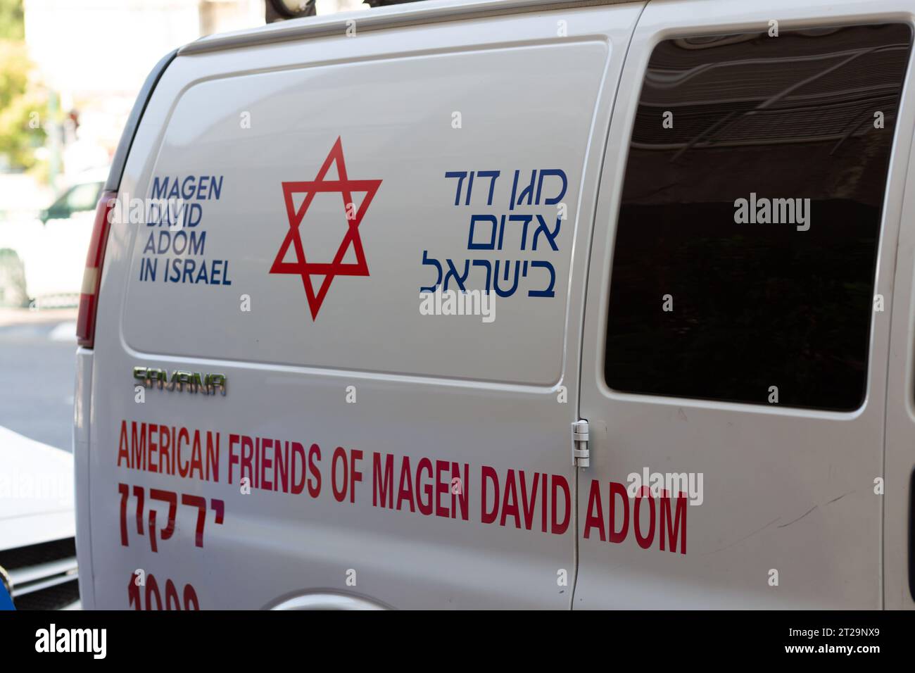 Tel Aviv, Israele - 12 ottobre 2023 - l'ambulanza israeliana di Magen David Adom, lo scudo rosso di David, parcheggiata in una strada a Tel Aviv, Israele. Foto Stock