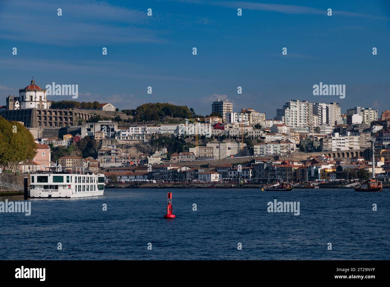 Gita in barca di 6 ponti sul fiume Douro, Porto, Portogallo Foto Stock