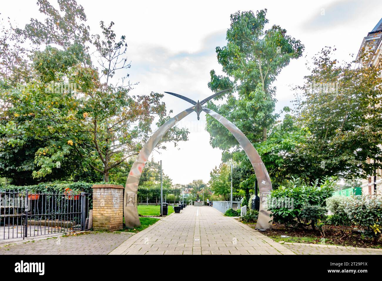Un grande, moderno e artistico ingresso ai Memorial Gardens di Staines-upon-Thames, Surrey, Regno Unito Foto Stock