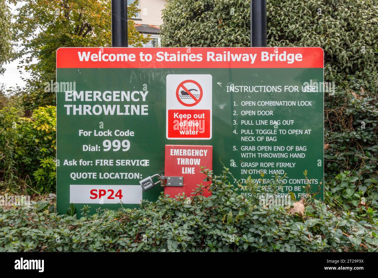 Un cartello con una linea di lancio e le istruzioni sull'uso da parte del Staines Railway Bridge a Staines-upon-Thames nel Surrey, Regno Unito Foto Stock
