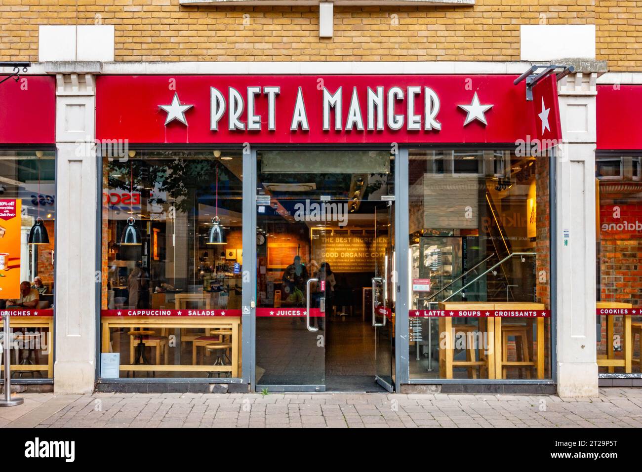 Il negozio Pret A Manger sulla High Street a Staines-upon-Thames nel Surrey, Regno Unito Foto Stock