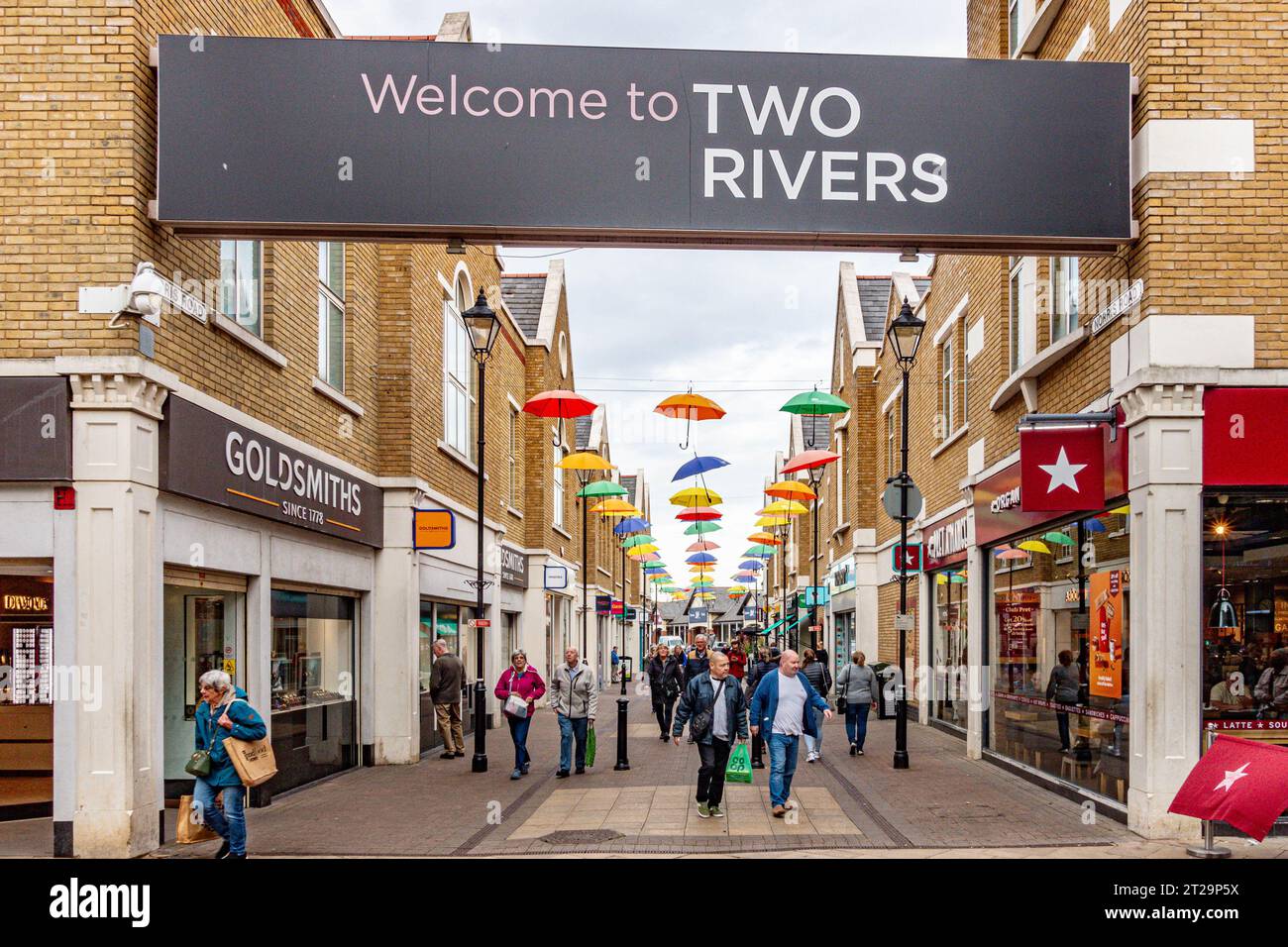 Ingresso nell'area dei due fiumi di Staines-upon-Thames nel Surrey, Regno Unito, con un grande cartello di benvenuto sopra le teste dei popoli Foto Stock