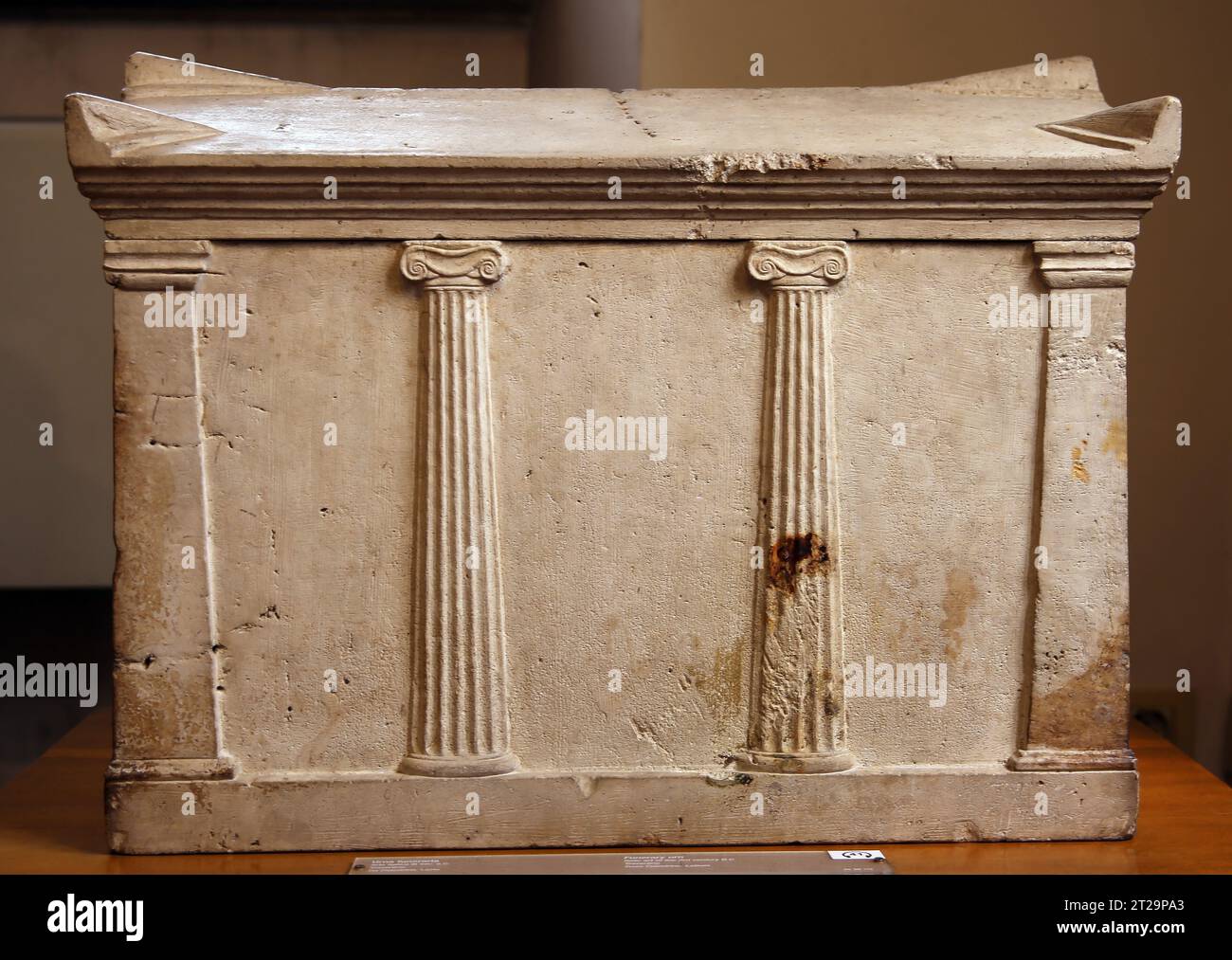 Urna funeraria a forma di tempio. Corsivo art. III a.C. Travertino. Da Palestrina, Lazio. Museo Barracco. Roma. Italia. Foto Stock