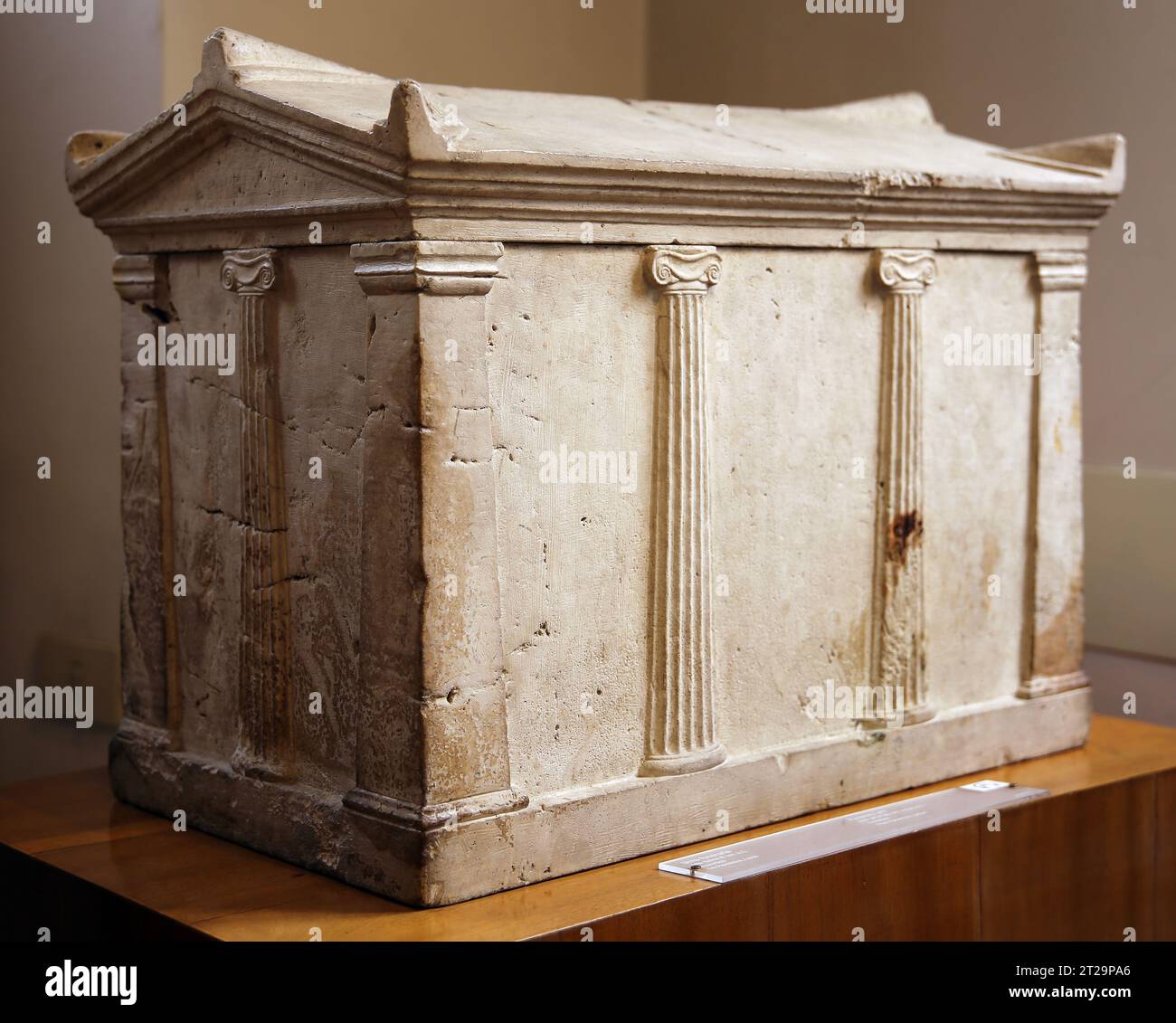 Urna funeraria a forma di tempio. Corsivo art. III a.C. Travertino. Da Palestrina, Lazio. Museo Barracco. Roma. Italia. Foto Stock