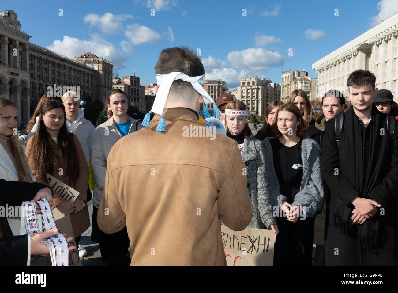 KIEV, UCRAINA - 17 ottobre 2023: A Kiev gli studenti hanno ricreato gli eventi della Rivoluzione sul granito 1990. La rivoluzione sul granito fu una campagna di azioni su larga scala di disobbedienza civile non violenta Foto Stock