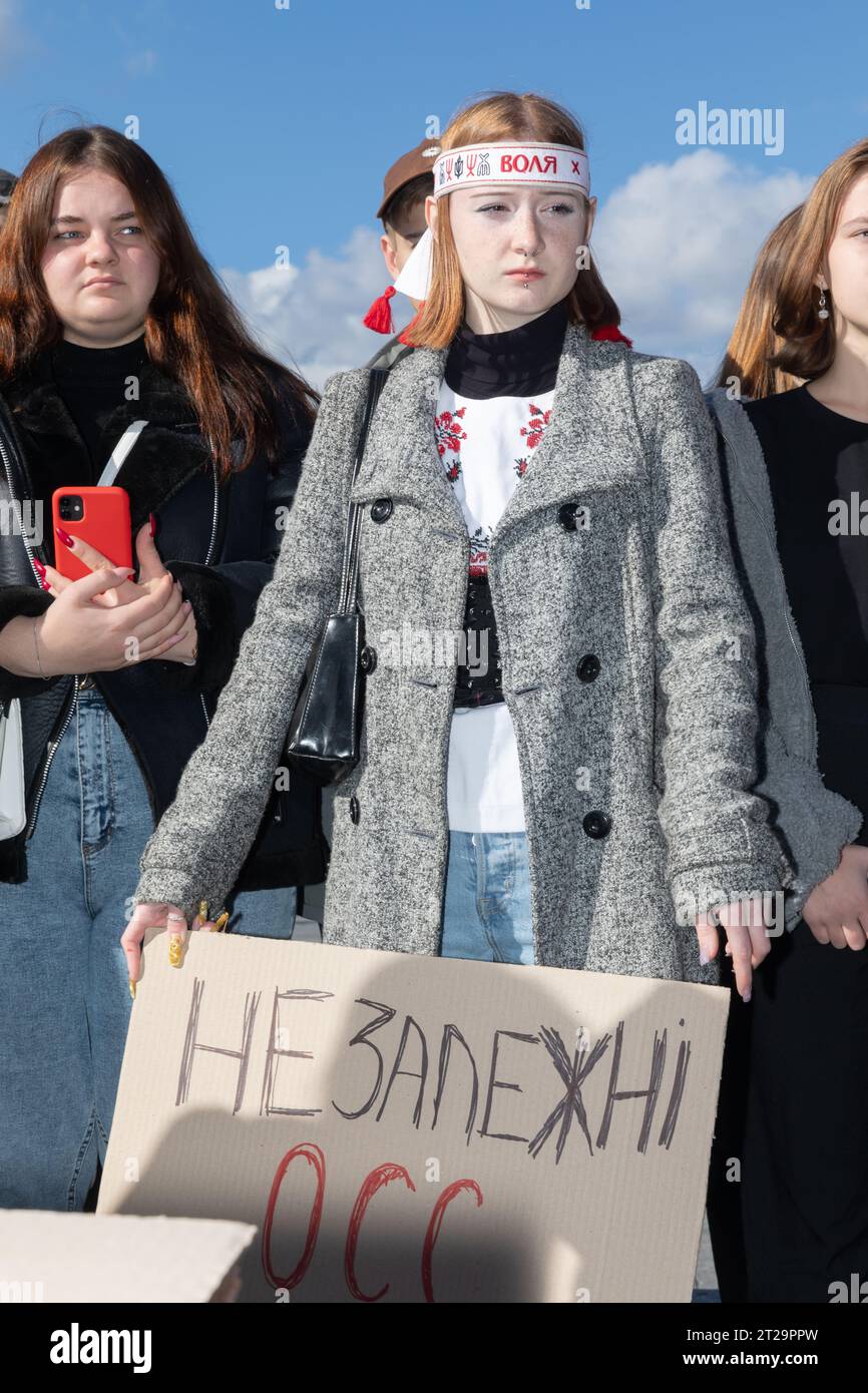 KIEV, UCRAINA - 17 ottobre 2023: A Kiev gli studenti hanno ricreato gli eventi della Rivoluzione sul granito 1990. La rivoluzione sul granito fu una campagna di azioni su larga scala di disobbedienza civile non violenta Foto Stock