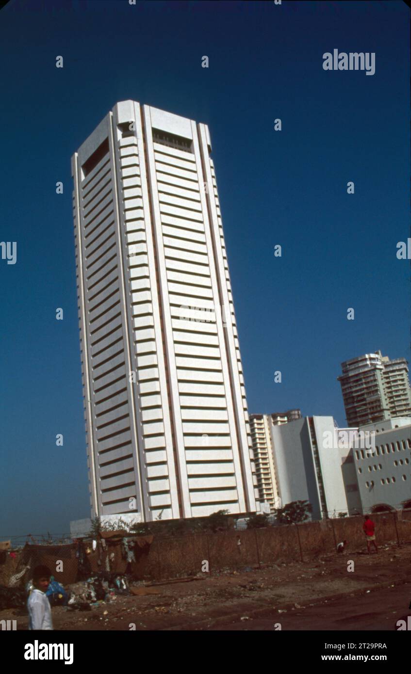 Il Mumbai World Trade Centre at Cuffe Parade è un grattacielo costruito nell'anno 1970. È il primo centro commerciale mondiale in India. Si compone di due torri, il M. Visvesaraya Industrial Research and Development Centre e l'IDBI. MVIRDC è anche conosciuto come Centre 1. Il WTC Mumbai promuove il commercio internazionale e gli investimenti attraverso una serie di servizi e strutture. Il Centro integra le imprese indiane e il commercio internazionale Foto Stock