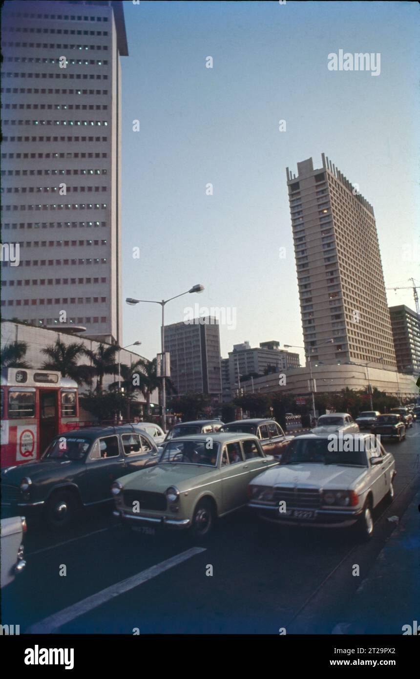 Nariman Point è un'importante area del centro di Mumbai nel Maharashtra, India. Situato sulla punta meridionale della penisola di Mumbai, Nariman Point è il quartiere degli affari di Mumbai, con alti uffici e hotel di lusso, famoso per i drink al tramonto nei bar affacciati sul mare. È sede del Centro Nazionale per le Arti dello spettacolo, l'area si trova alla fine di Marine Drive, una passeggiata costeggiata da edifici in stile art deco. Attrazione turistica, Sky Line e Mar Arabico. Foto Stock