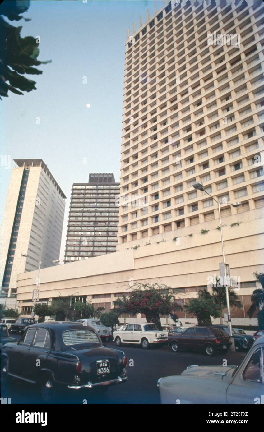 Nariman Point è un'importante area del centro di Mumbai nel Maharashtra, India. Situato sulla punta meridionale della penisola di Mumbai, Nariman Point è il quartiere degli affari di Mumbai, con alti uffici e hotel di lusso, famoso per i drink al tramonto nei bar affacciati sul mare. È sede del Centro Nazionale per le Arti dello spettacolo, l'area si trova alla fine di Marine Drive, una passeggiata costeggiata da edifici in stile art deco. Attrazione turistica, Sky Line e Mar Arabico. Foto Stock