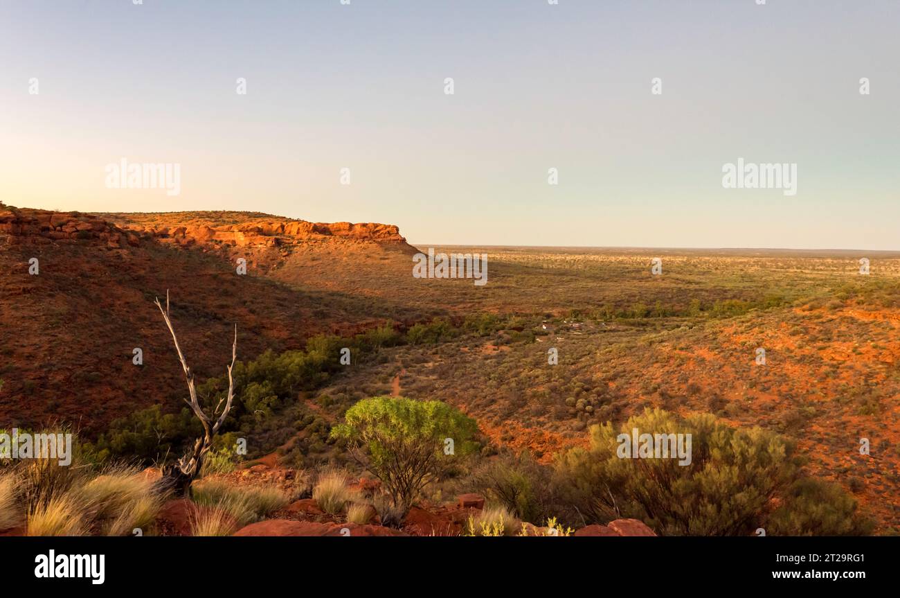 Una vista dalla parete nord del Rim Walk al Kings Canyon (Watarrka) NT dopo una salita di 500 gradini, fino alle persone e ai veicoli sottostanti Foto Stock