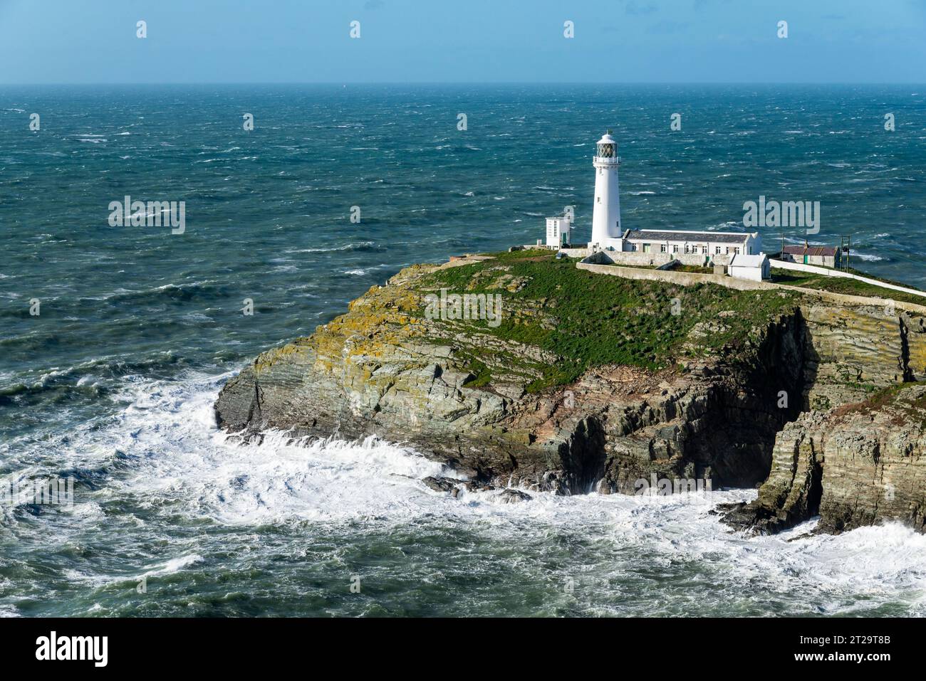 Faro di South Stack vicino a Holyhead sulla costa di Ynys Mon (Anglesey), Galles del Nord. Foto Stock