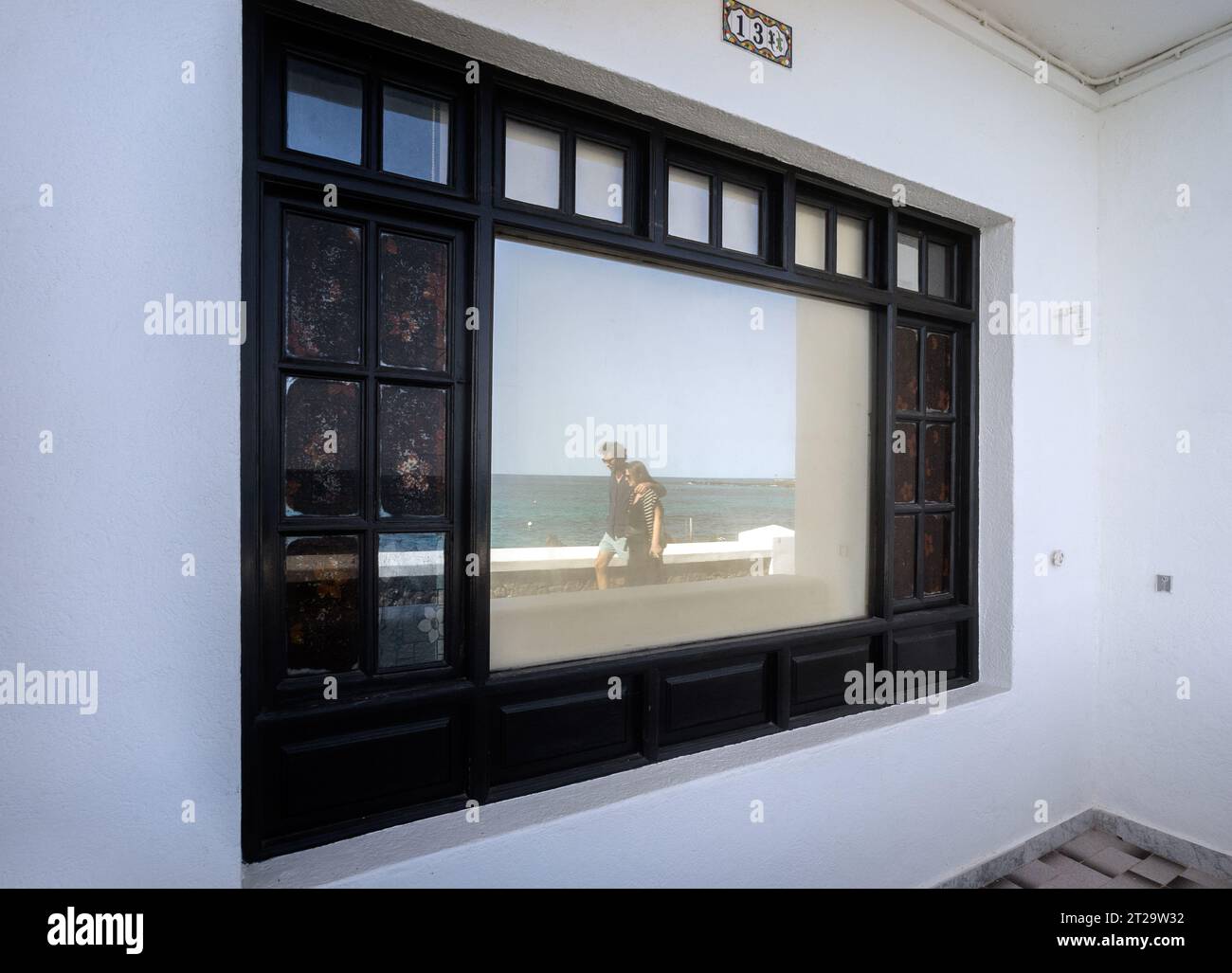 Lanzarote, Punta Mujeres: casa con finestre a specchio sul lungomare di Arrieta Foto Stock