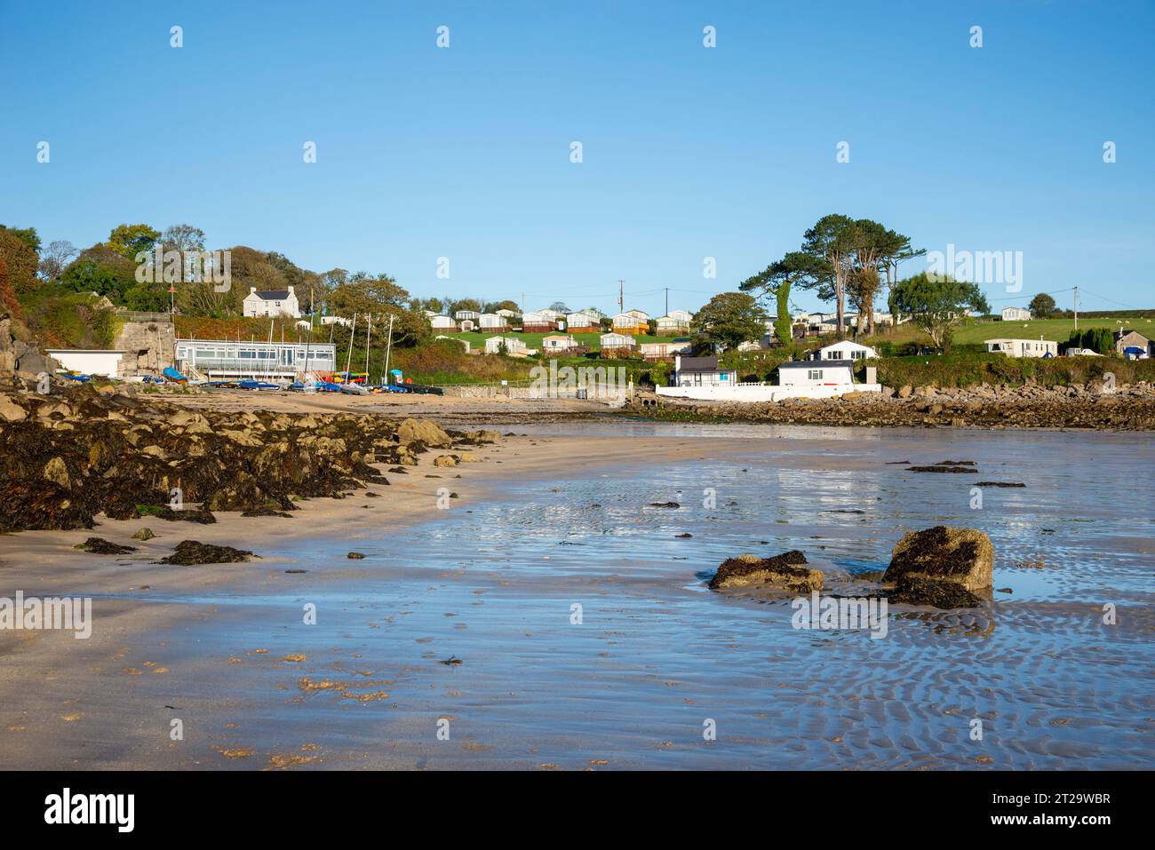 Traeth Bychan, una piccola spiaggia sabbiosa sulla costa orientale di Anglesey, Galles del Nord. Foto Stock